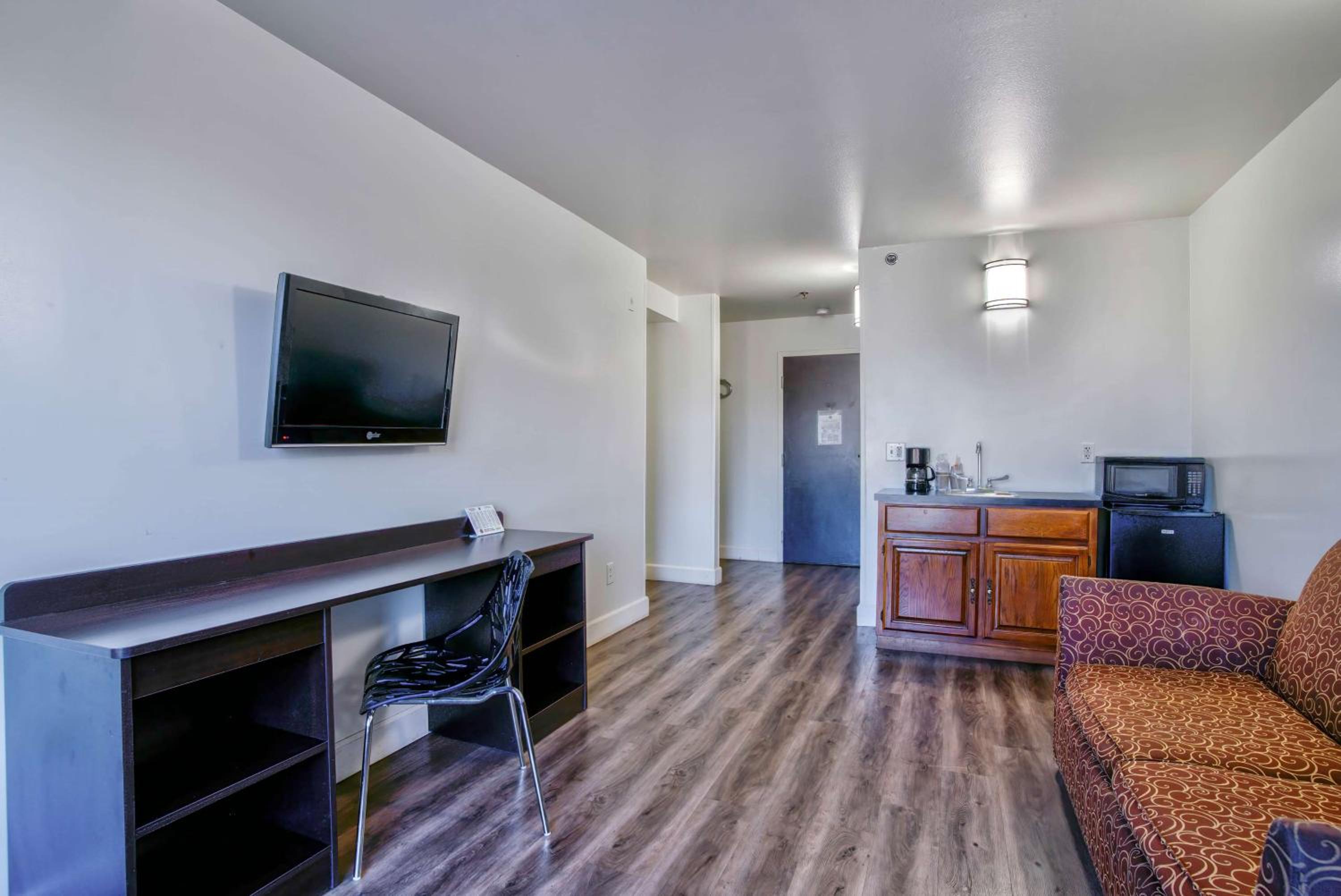 Suite - Non-Smoking - Photo 1