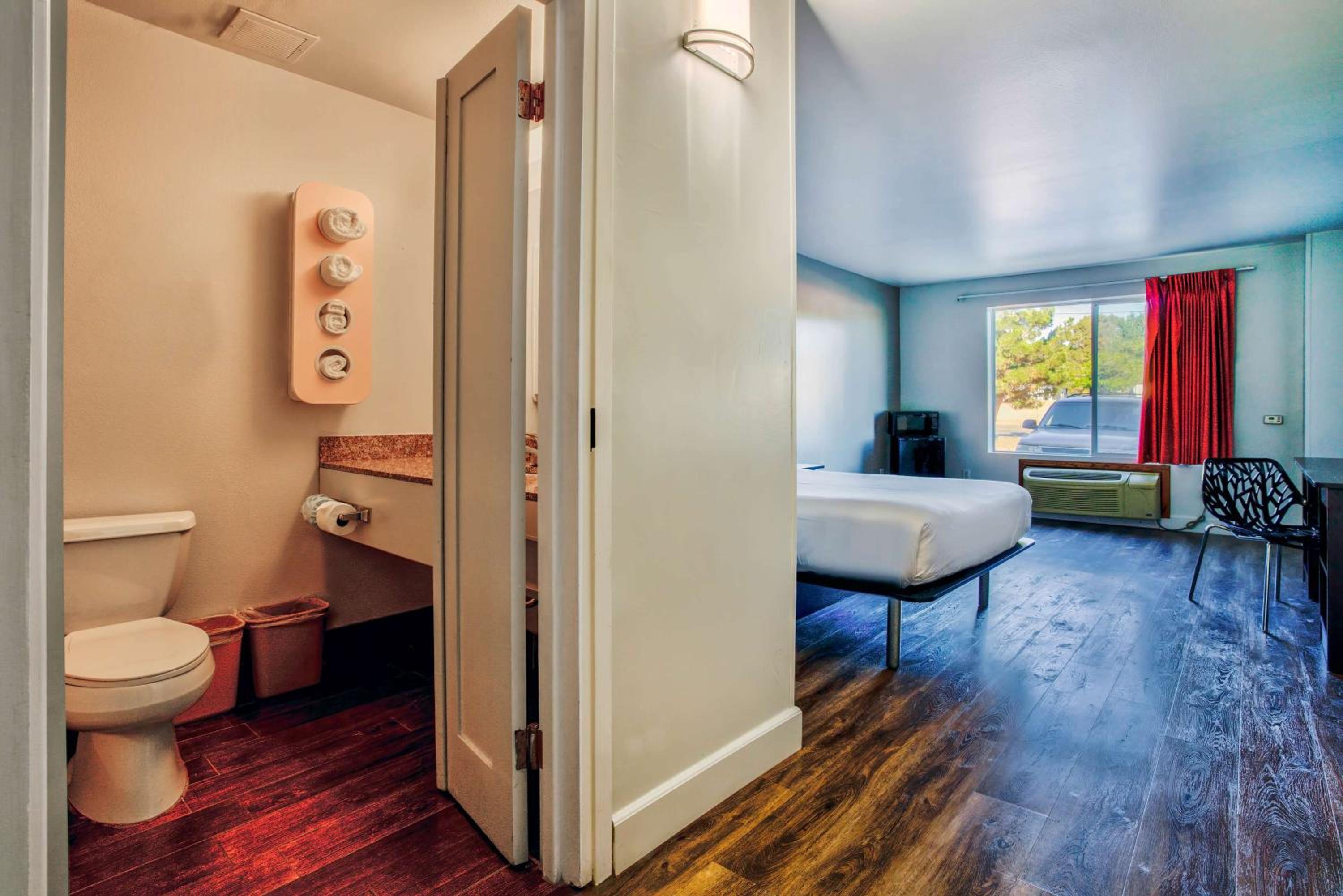 Queen Room - Non-Smoking - Photo 3