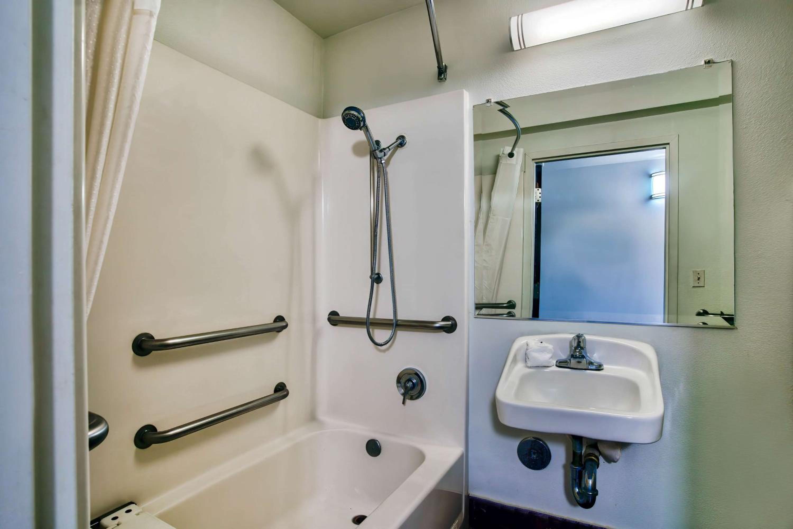 King Room - Disability Access - Non-Smoking - Photo 2