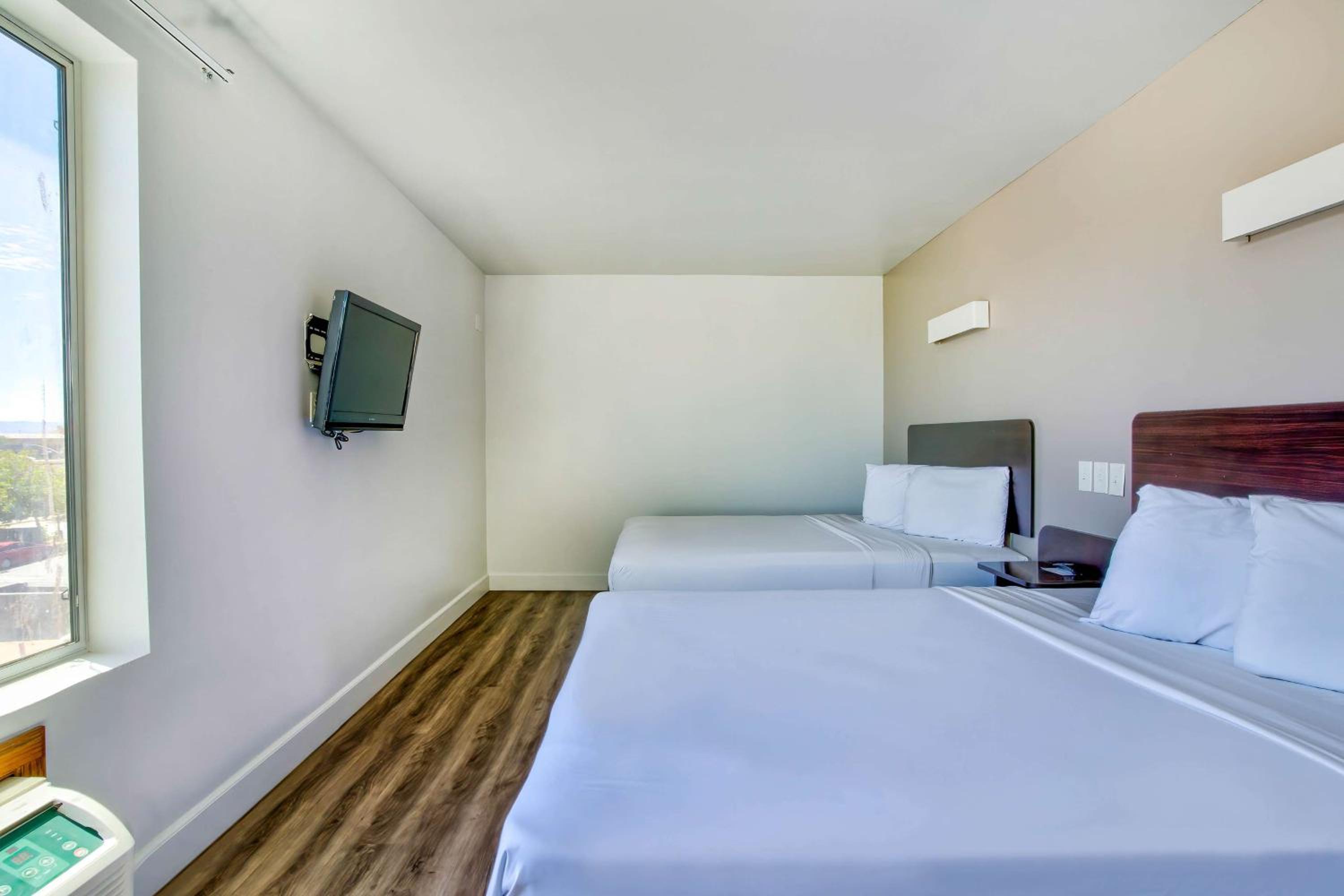 Queen Room with Two Queen Beds - Non-Smoking - Photo 2