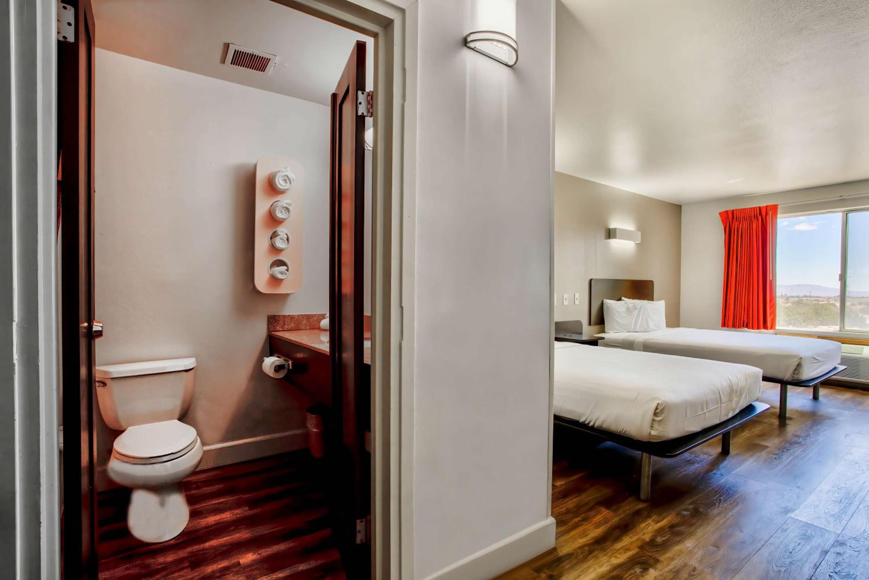 Queen Room with Two Queen Beds - Non-Smoking - Photo 1
