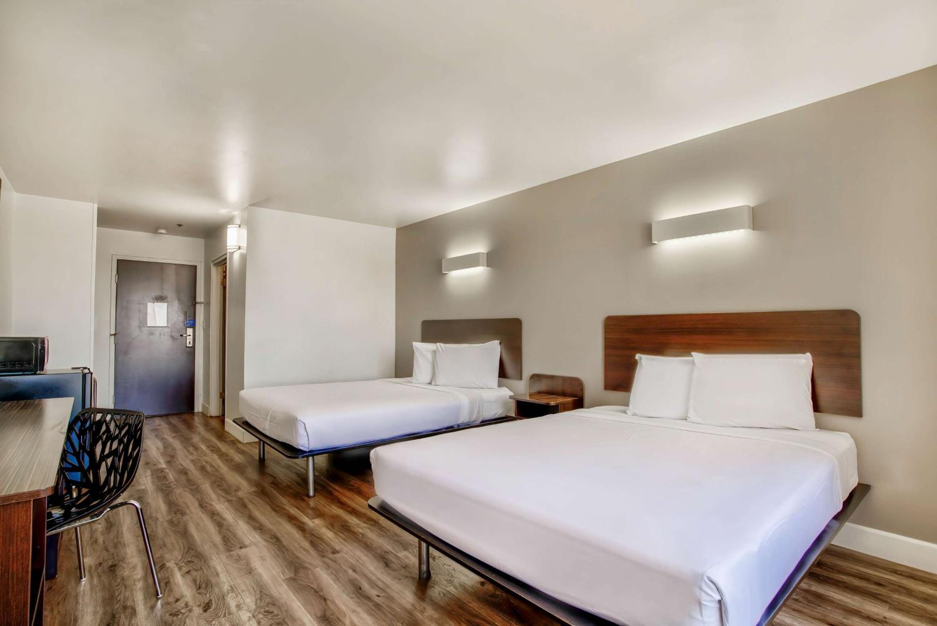 Queen Room With Two Queen Beds - Disability Access - Non-Smoking