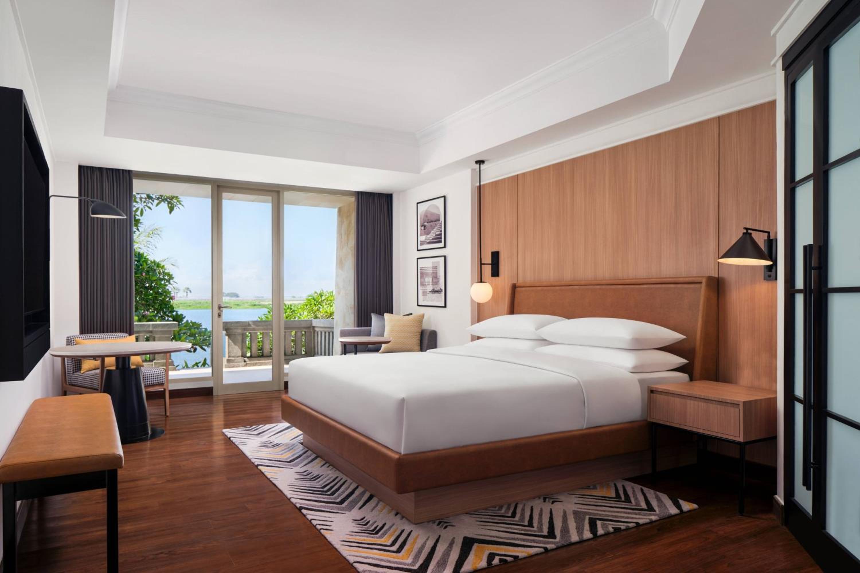 Deluxe King Room with Runway View