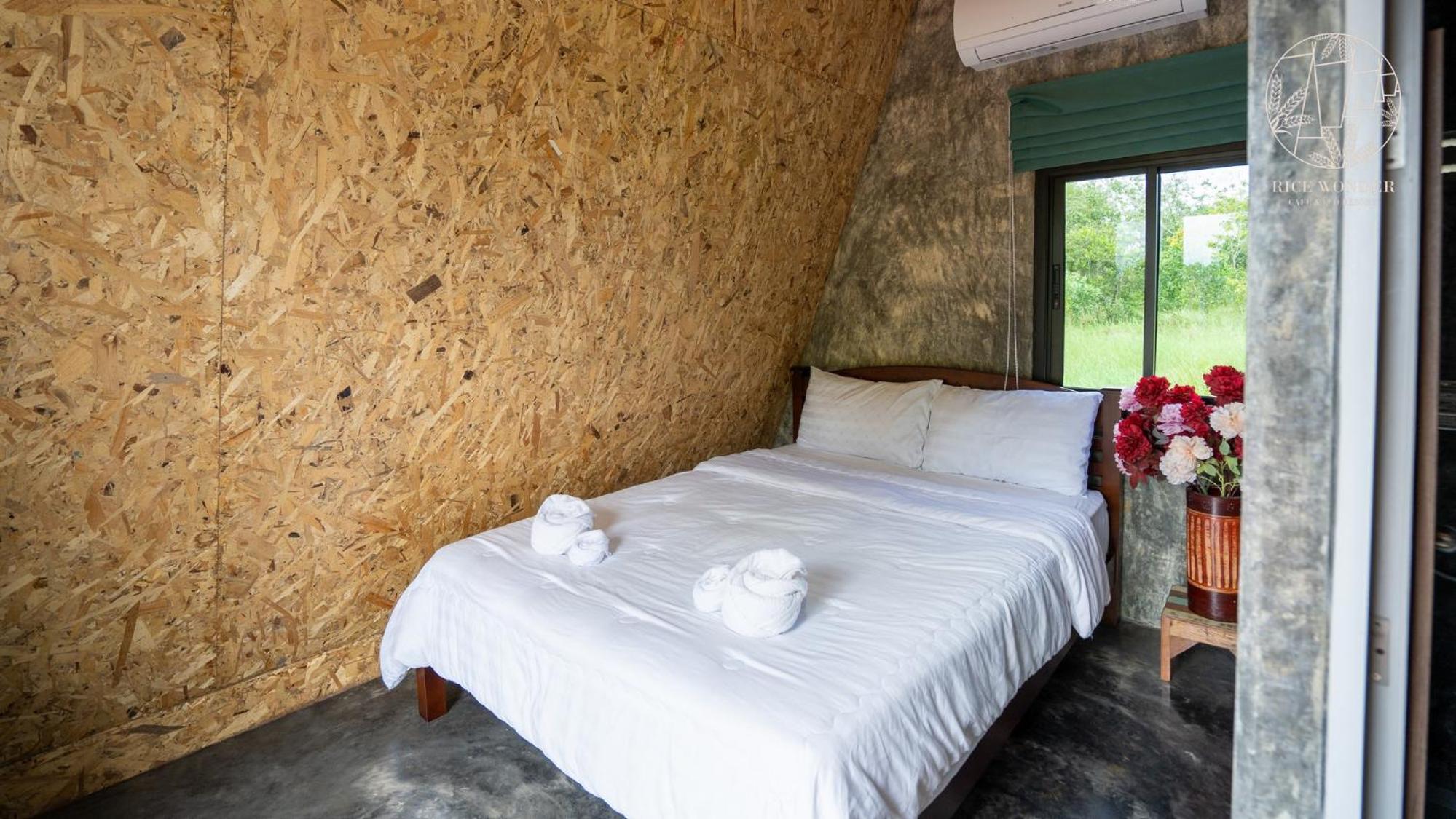 Deluxe Double Room with Bath - Photo 9
