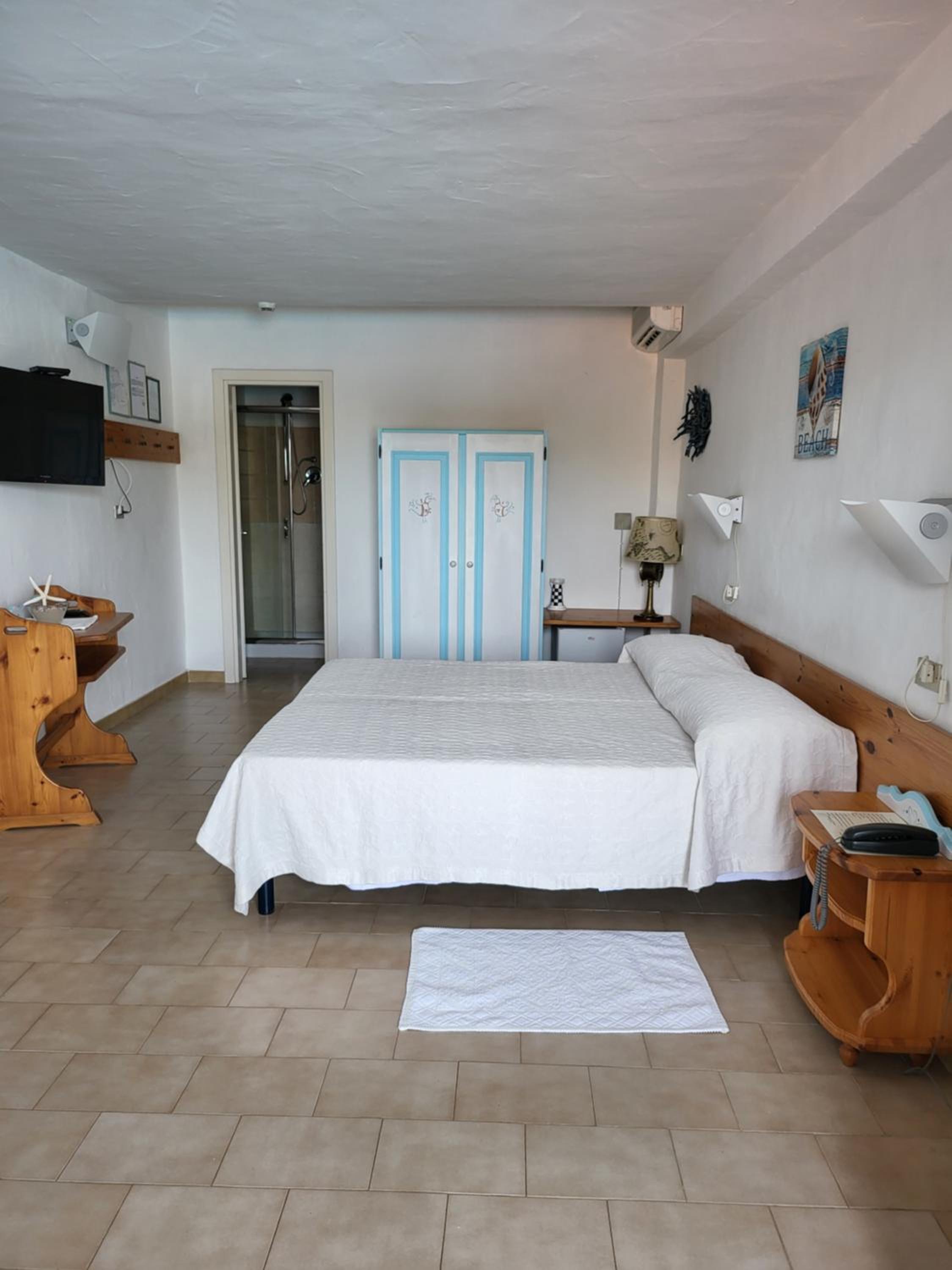 Double or Twin Room with Pool View - Photo 4