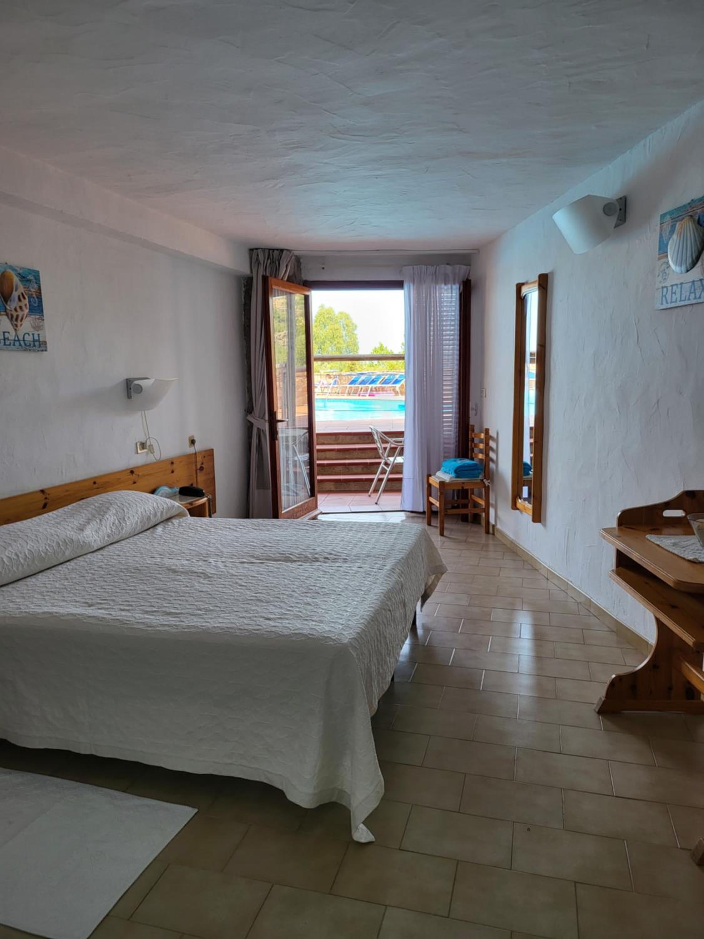 Double or Twin Room with Pool View - Photo 2