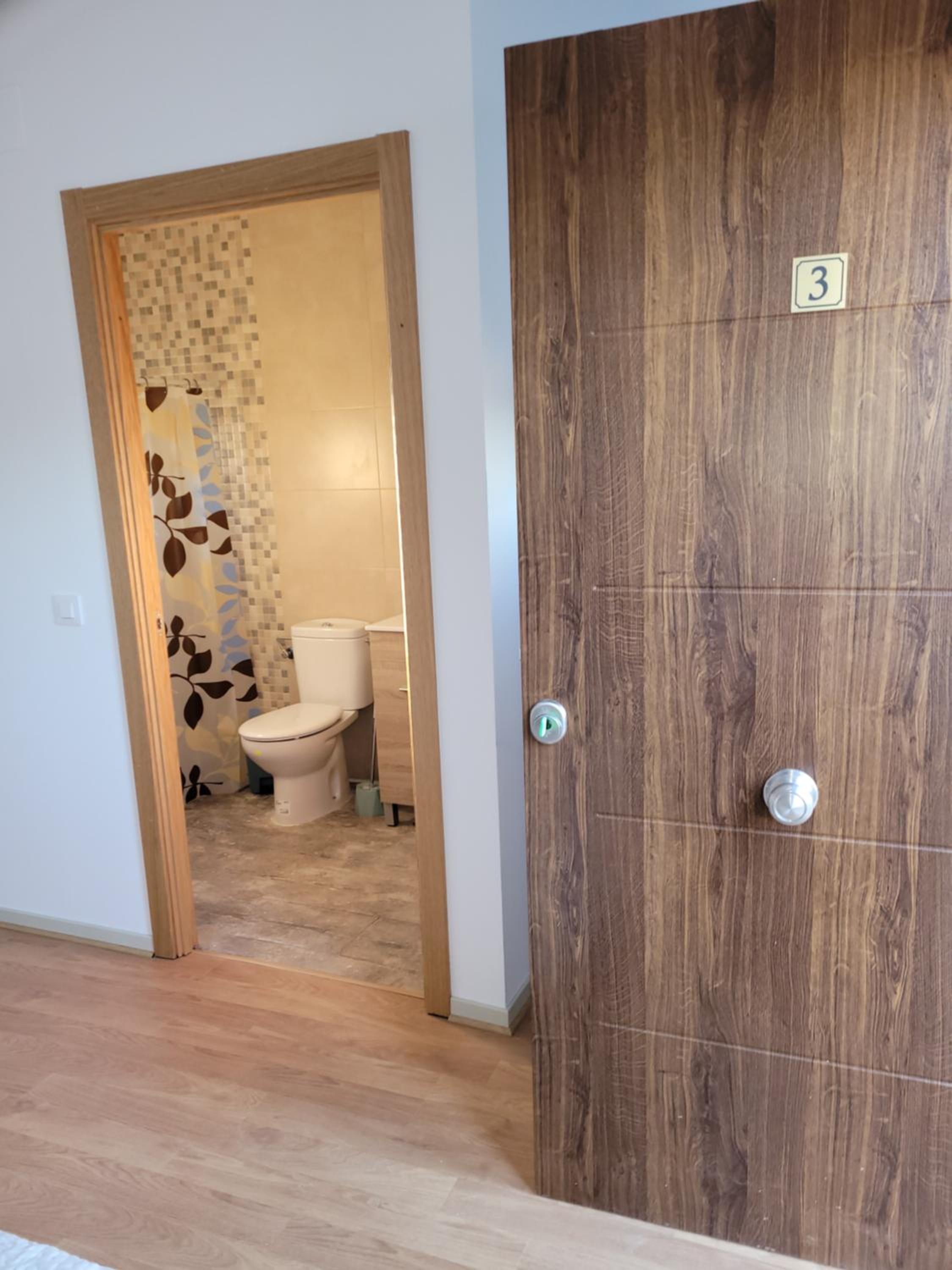King Room With Roll-In Shower - Disability Access photo 3