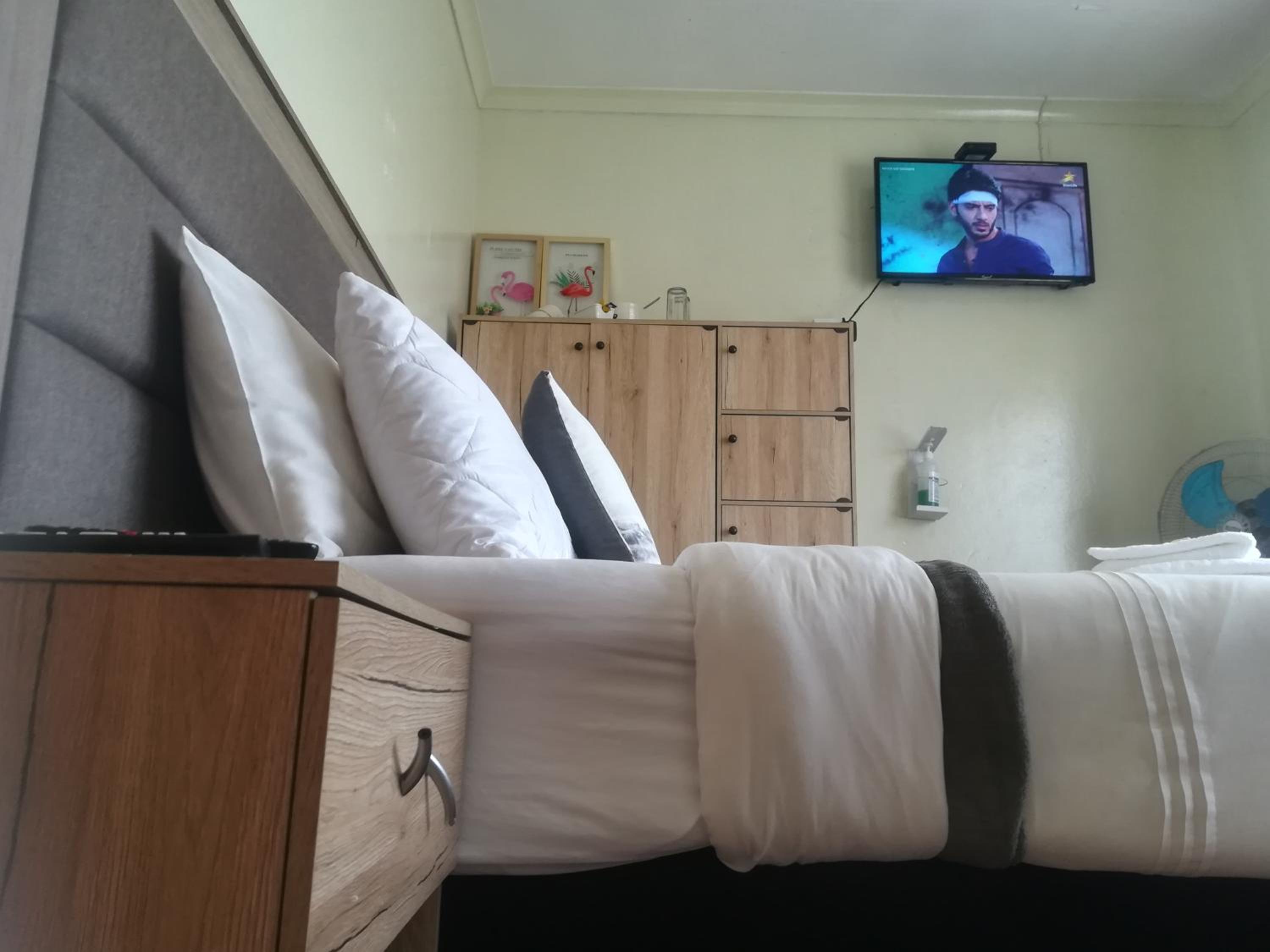Budget Double Room - Photo 5