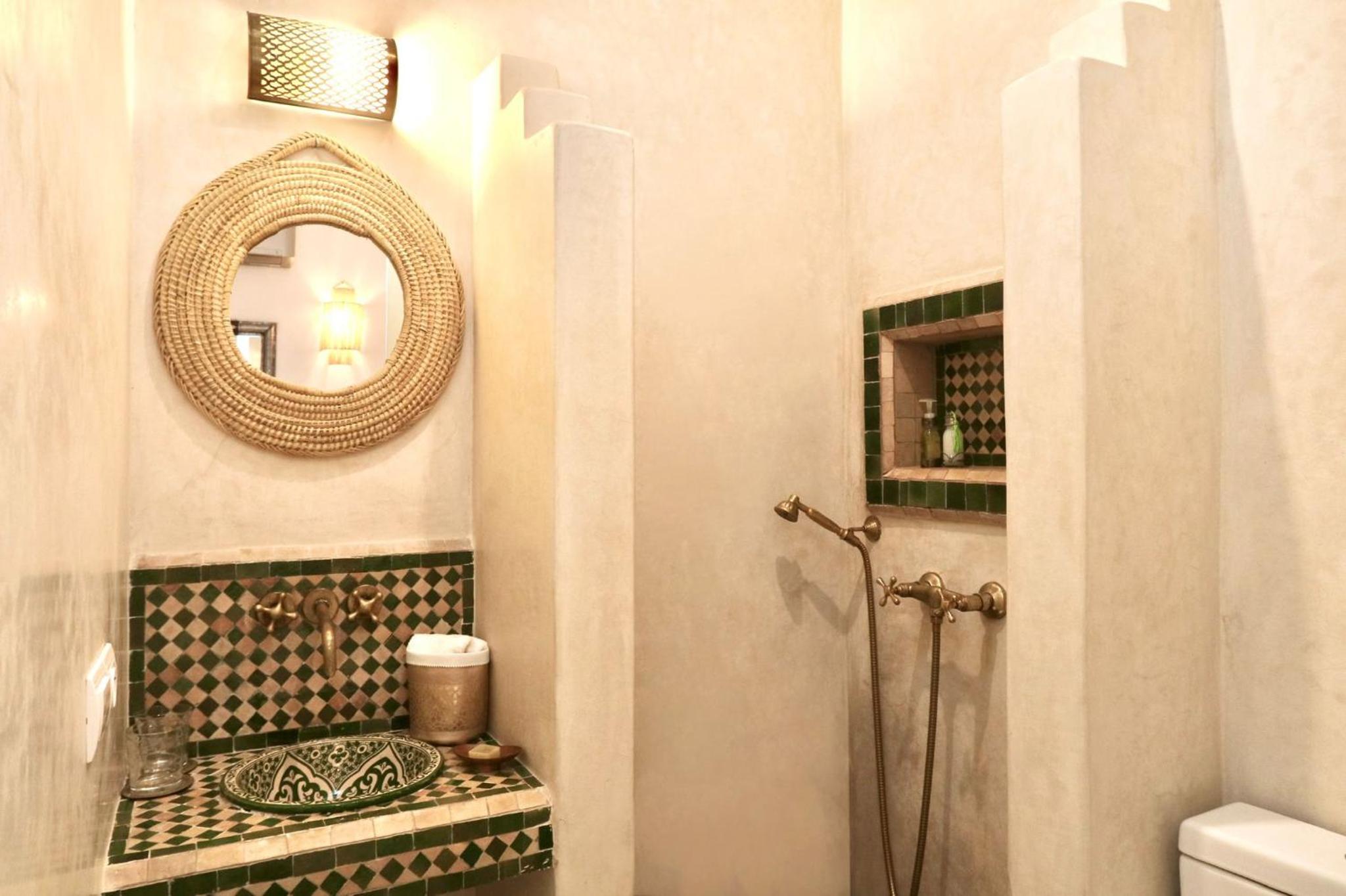 Double or Twin Room with Private Bathroom - Photo 9