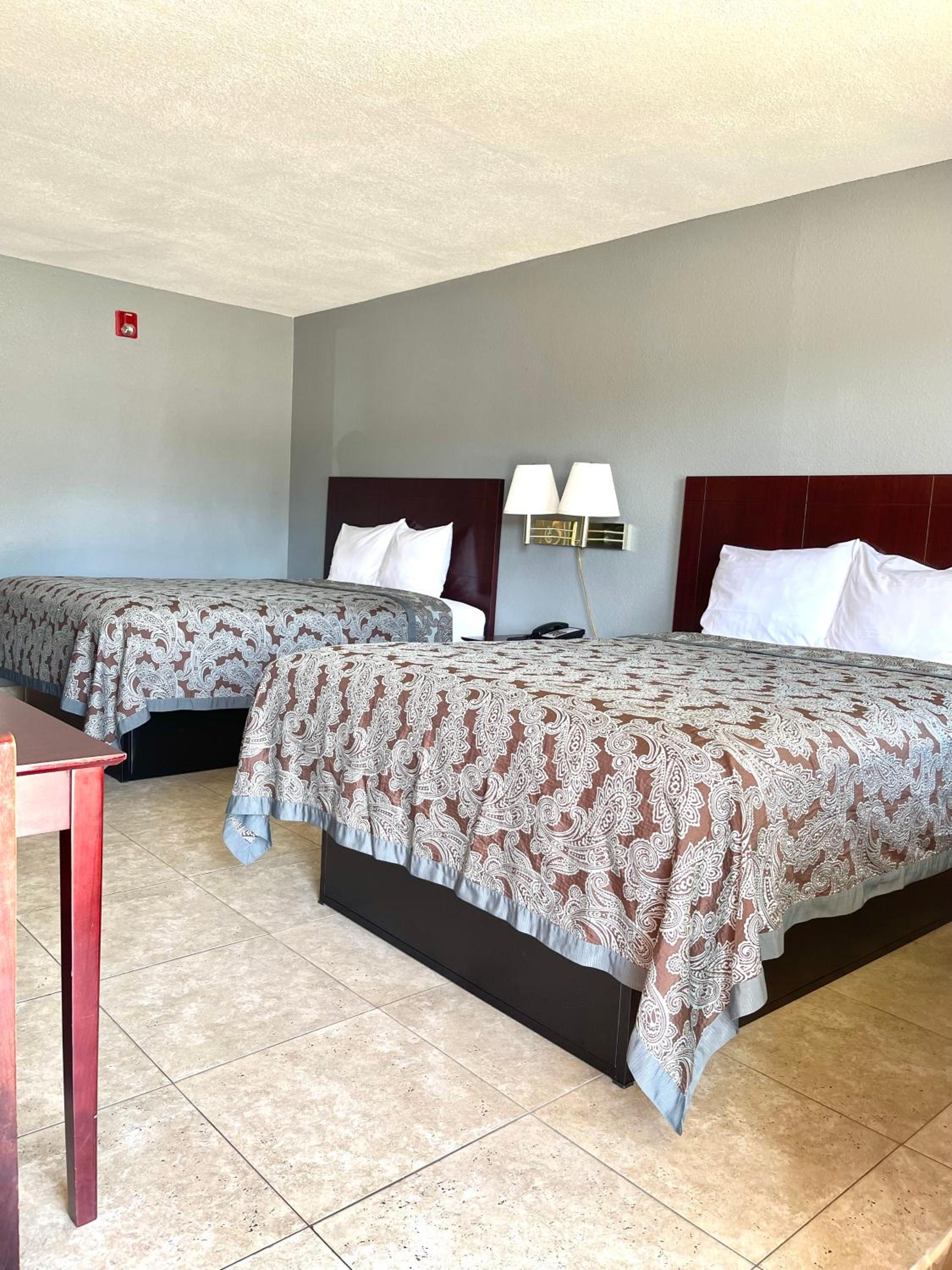 Queen Room with Two Queen Beds - Disability Access photo 3