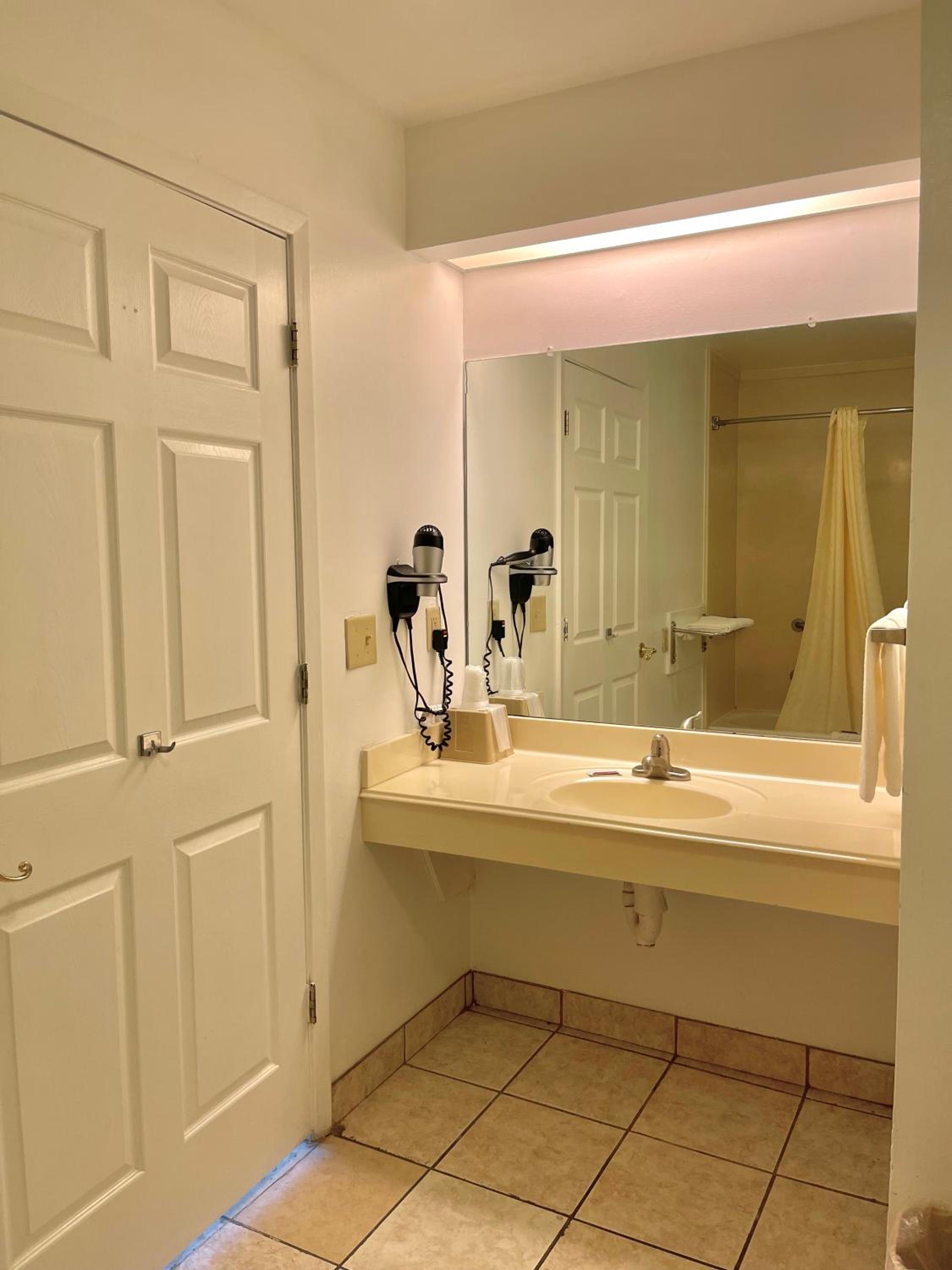 Queen Room with Two Queen Beds - Disability Access photo 2