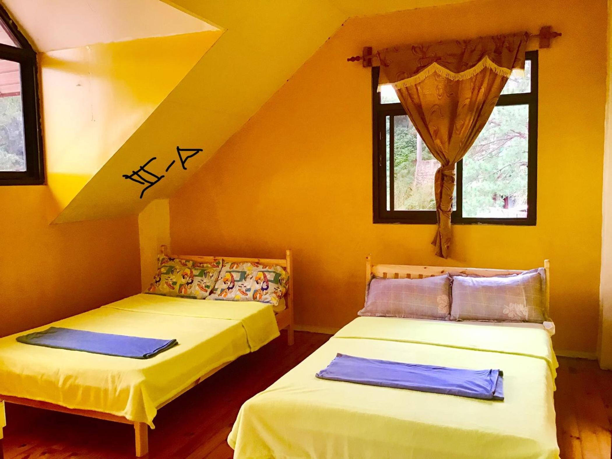 Six-Bedroom House photo 2