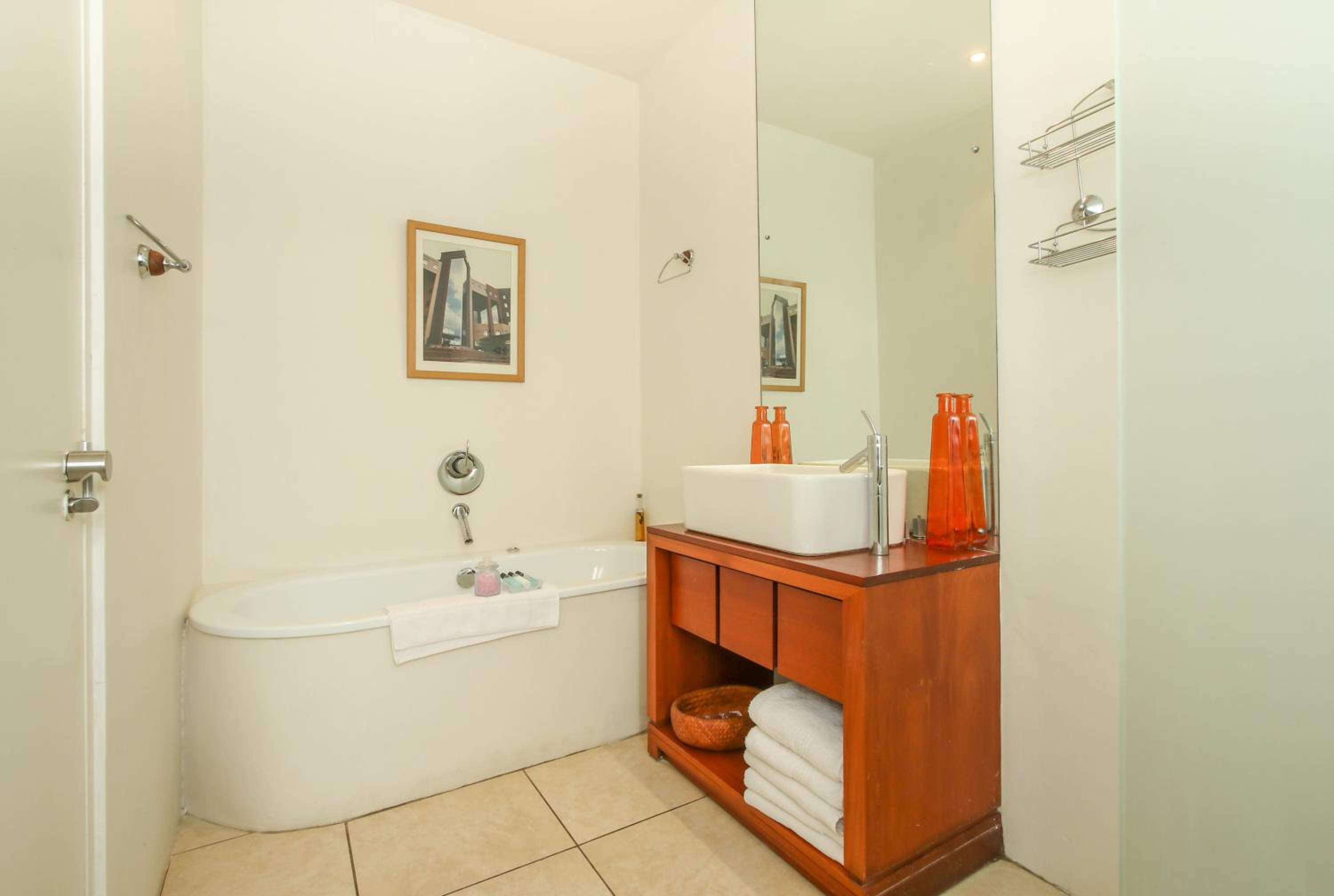 King Room with Balcony - Photo 5