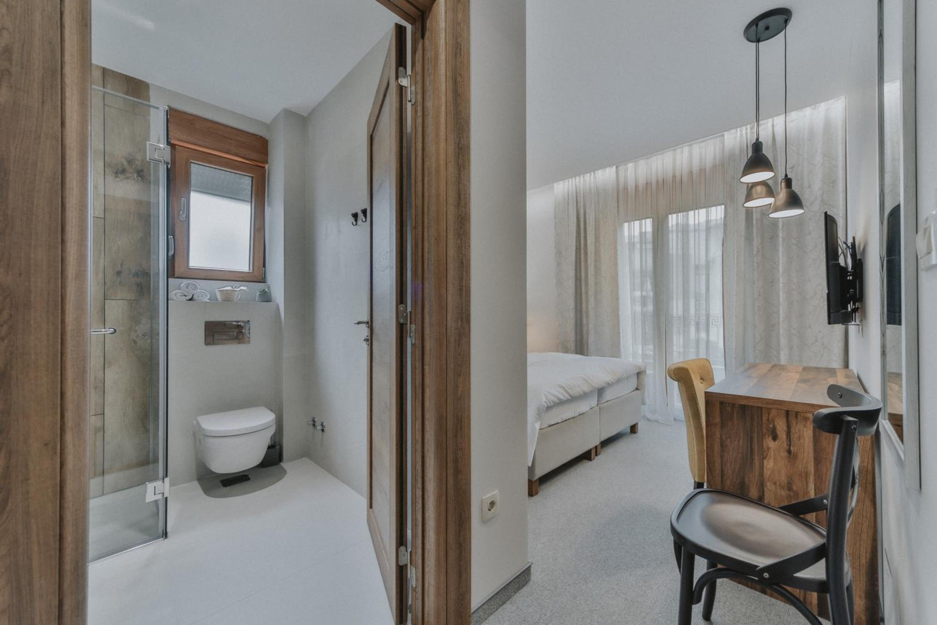 Standard Double or Twin Room - Photo 8