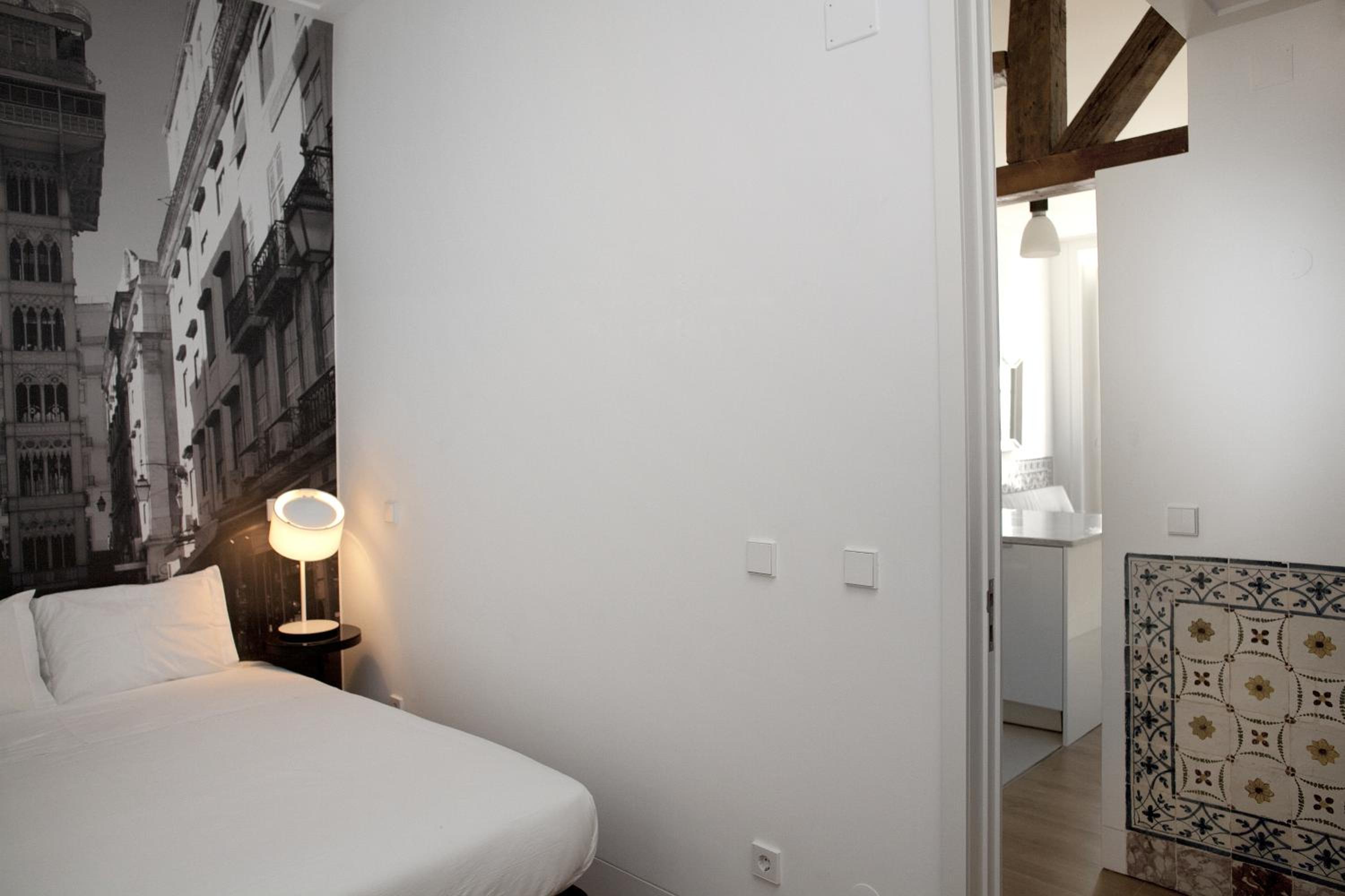 Deluxe One-Bedroom Apartment - Photo 17