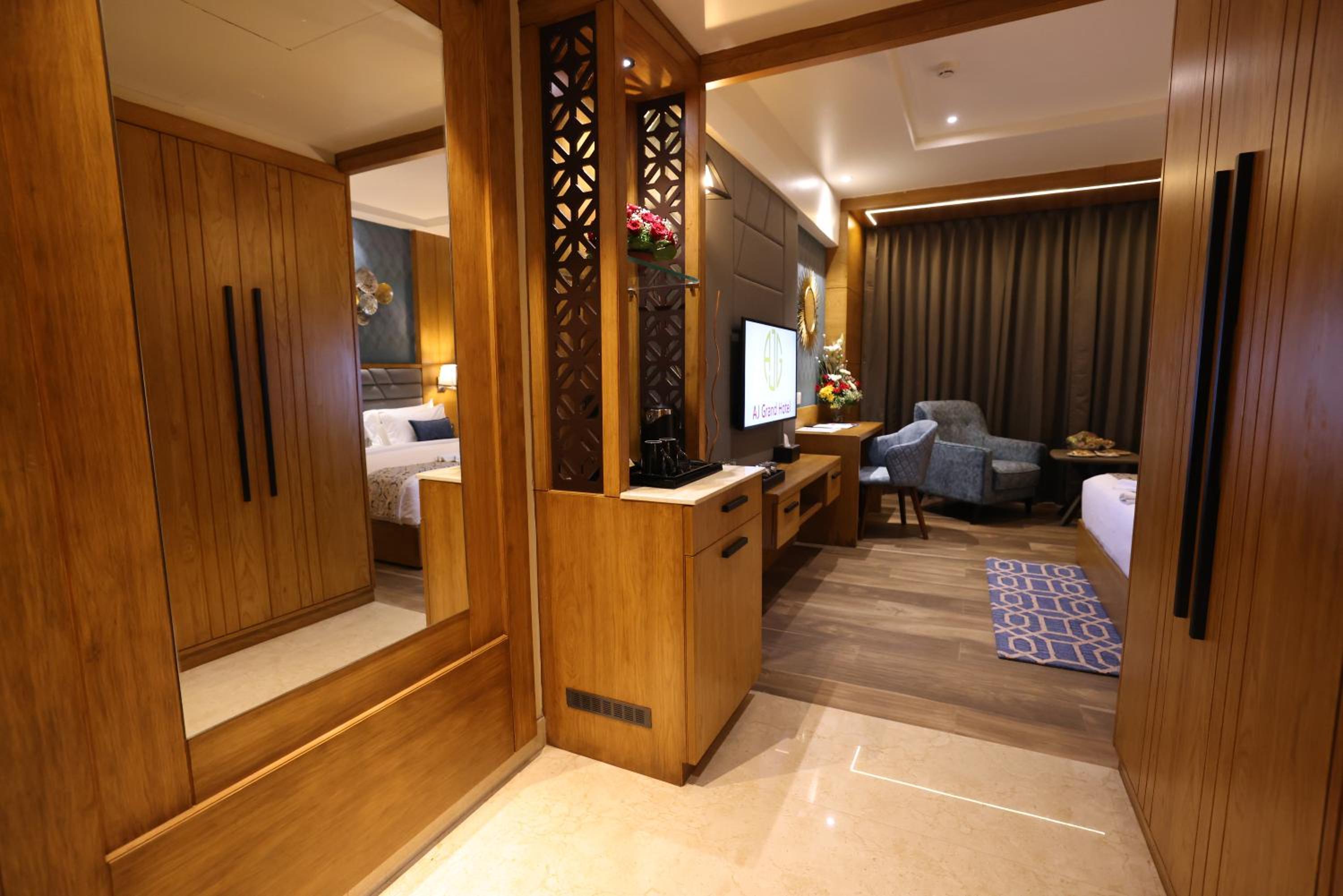 Deluxe King Room - Photo 2