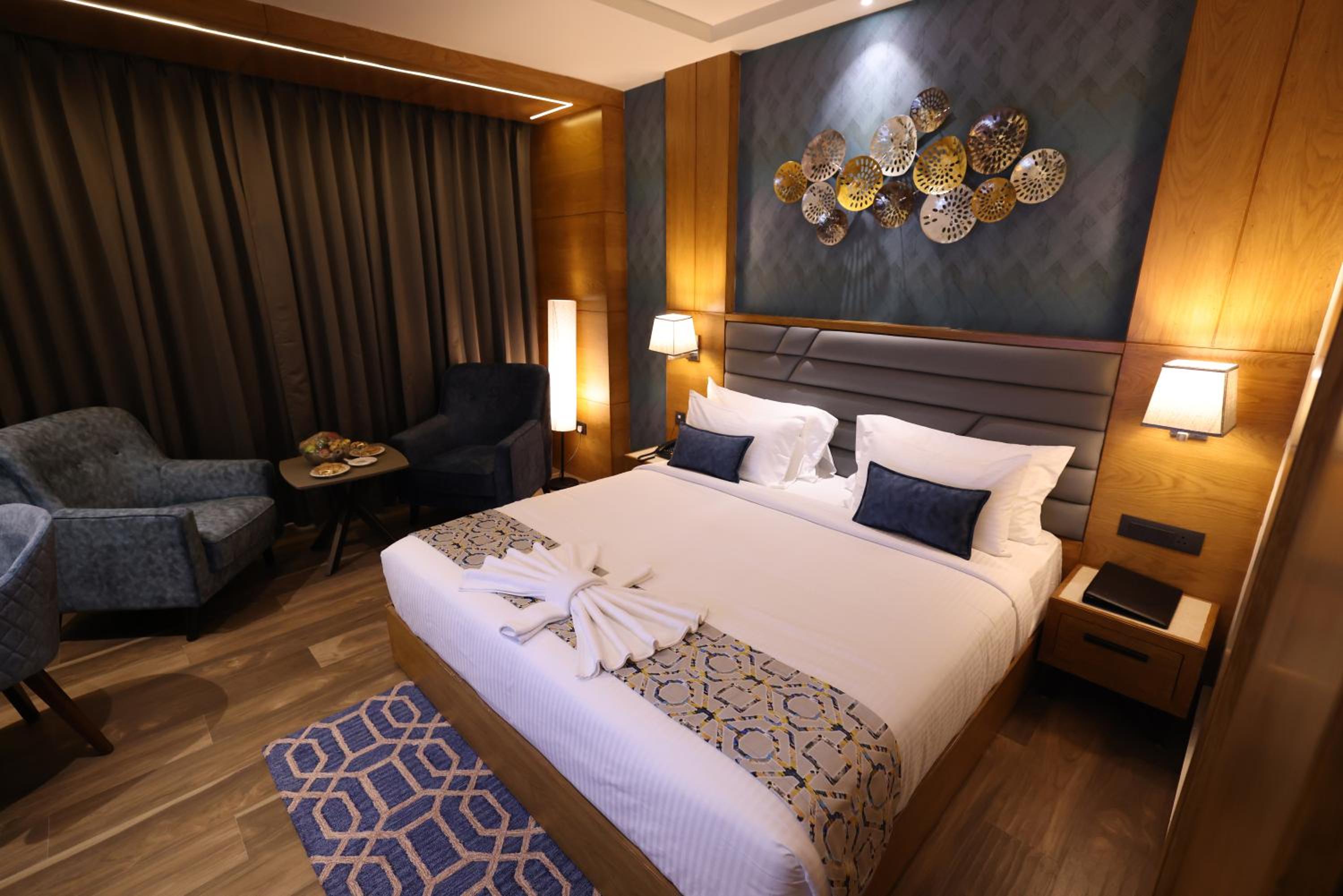 Deluxe King Room - Photo 9