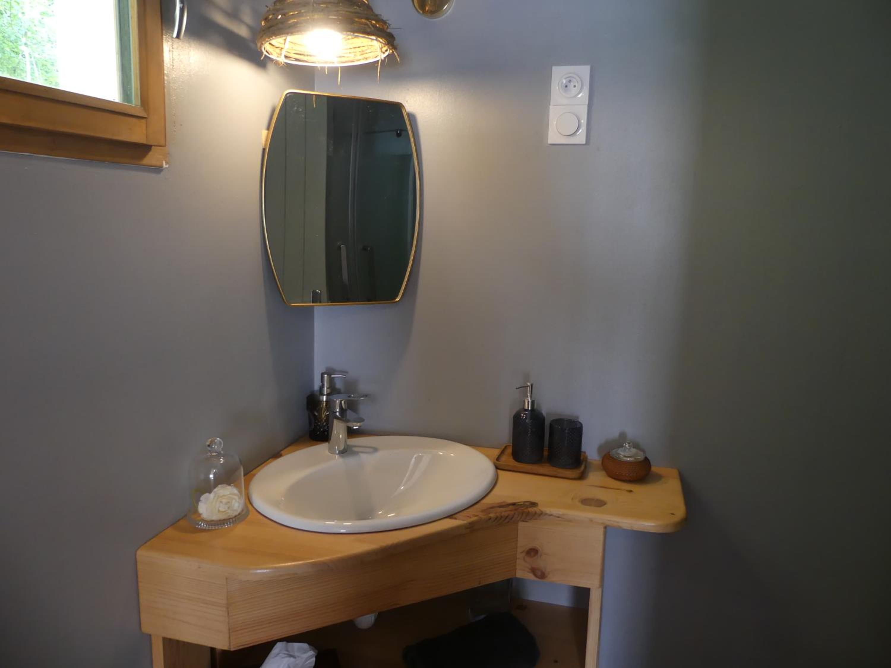 King Suite with Balcony - Photo 5