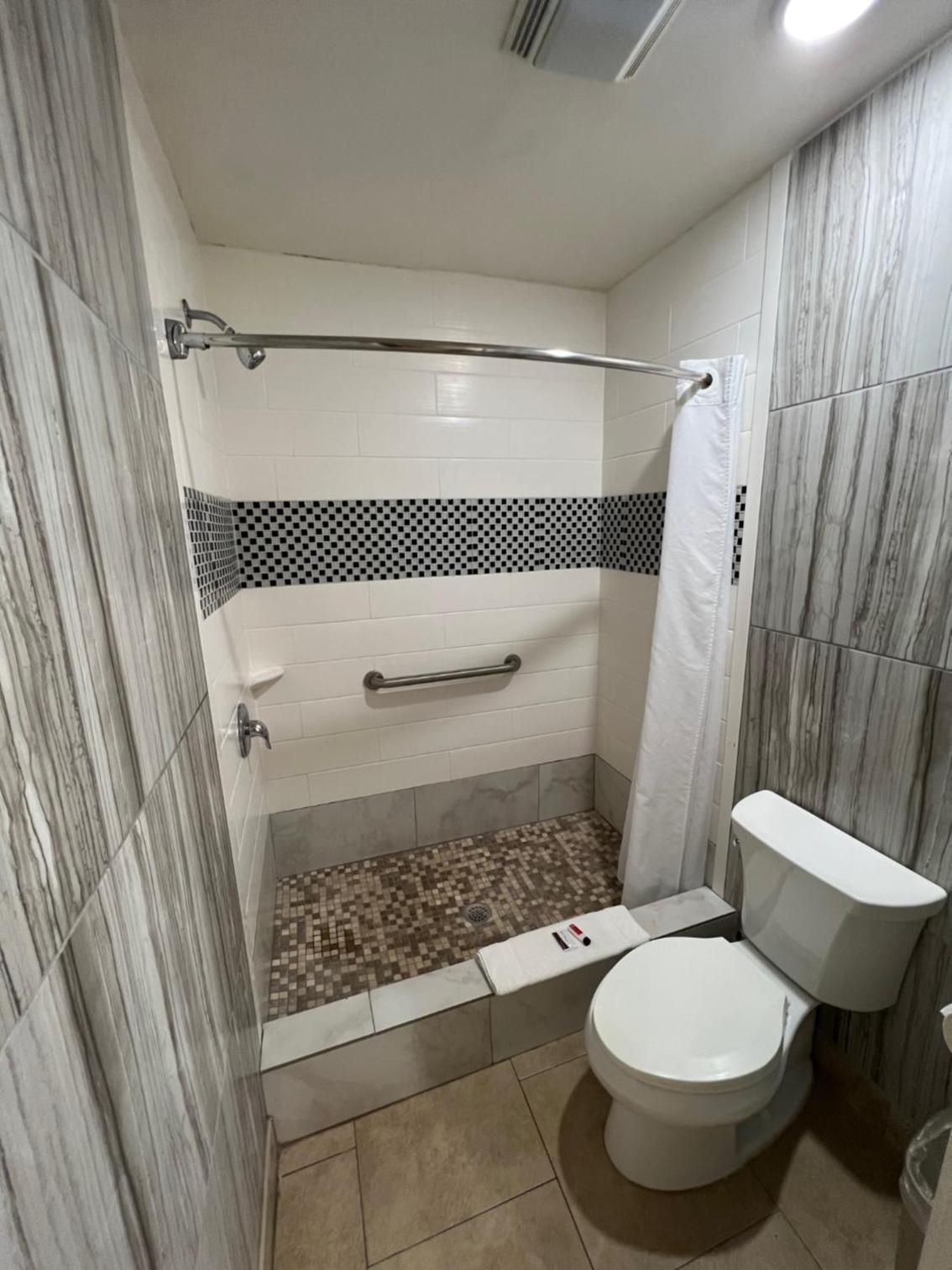 King Room - Non-Smoking - Photo 3