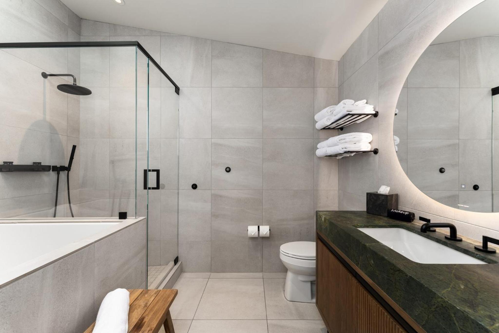 Family Suite with Balcony - Photo 2