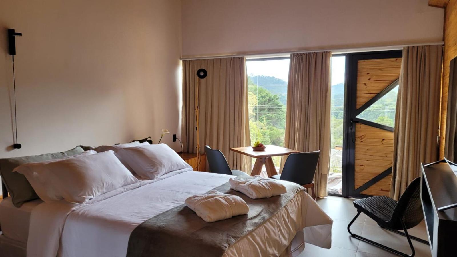 Queen Room with Balcony photo 1