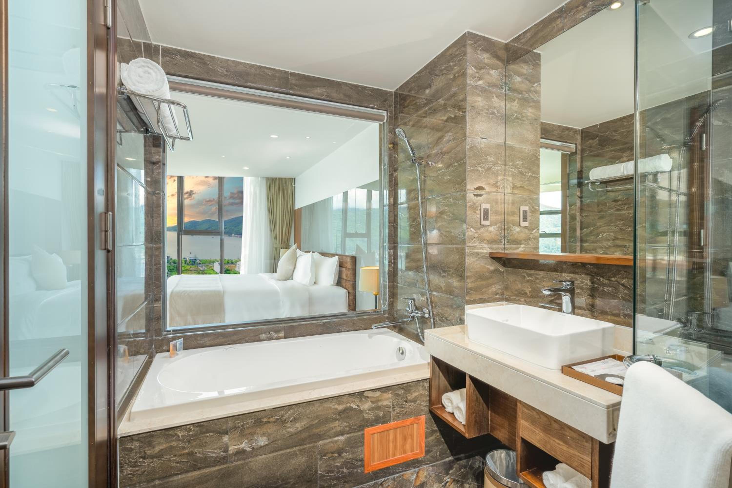 Deluxe Double Room with Bay View photo 3