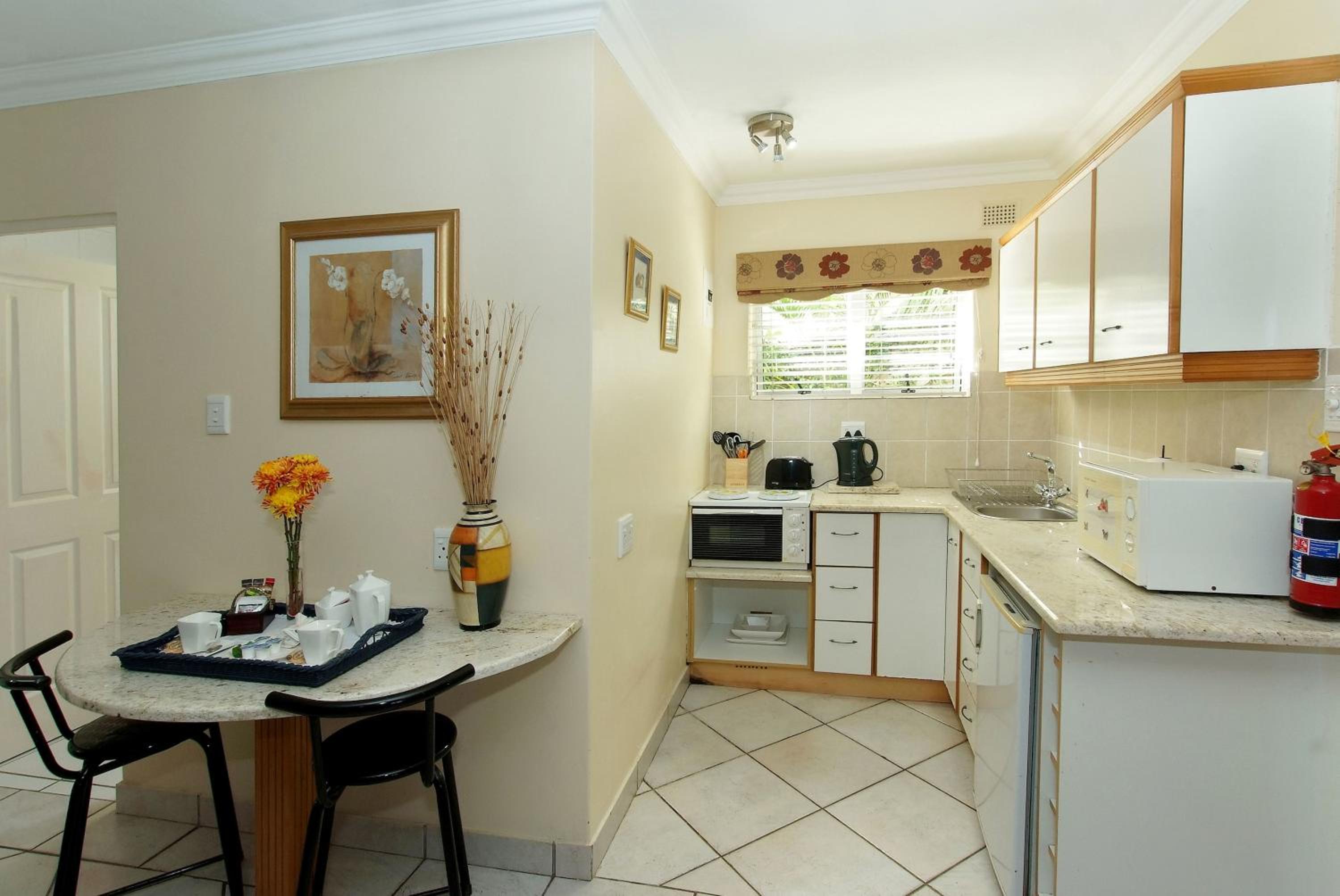Self Catering Twin/Double Room - Photo 10