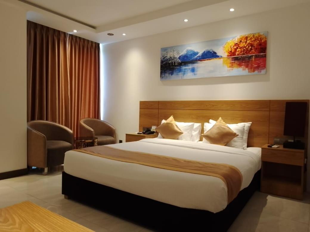 Deluxe Double Room (2 Adults + 1 Child)