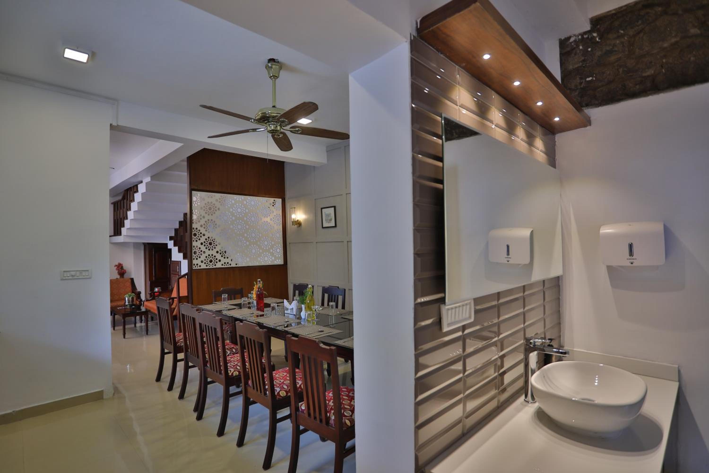 Super Deluxe Room with Balcony - Photo 4