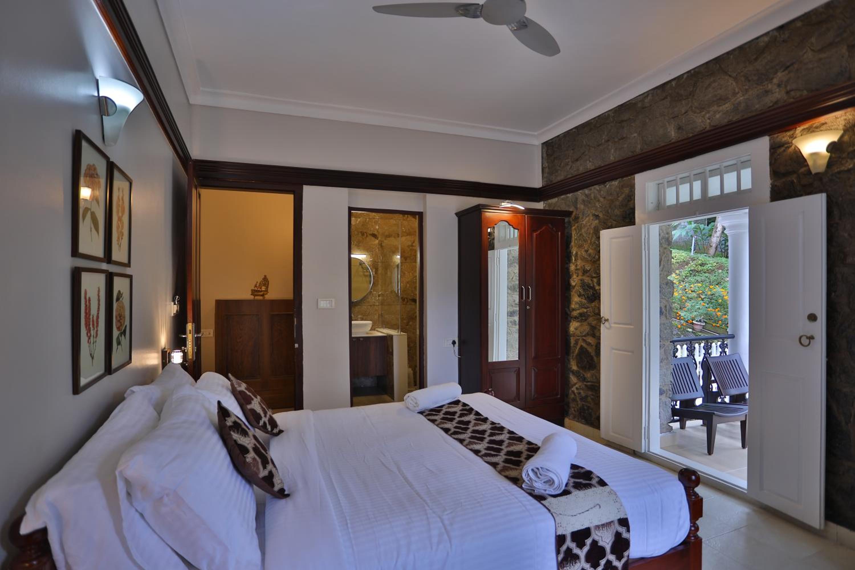 Super Deluxe Room with Balcony - Photo 26