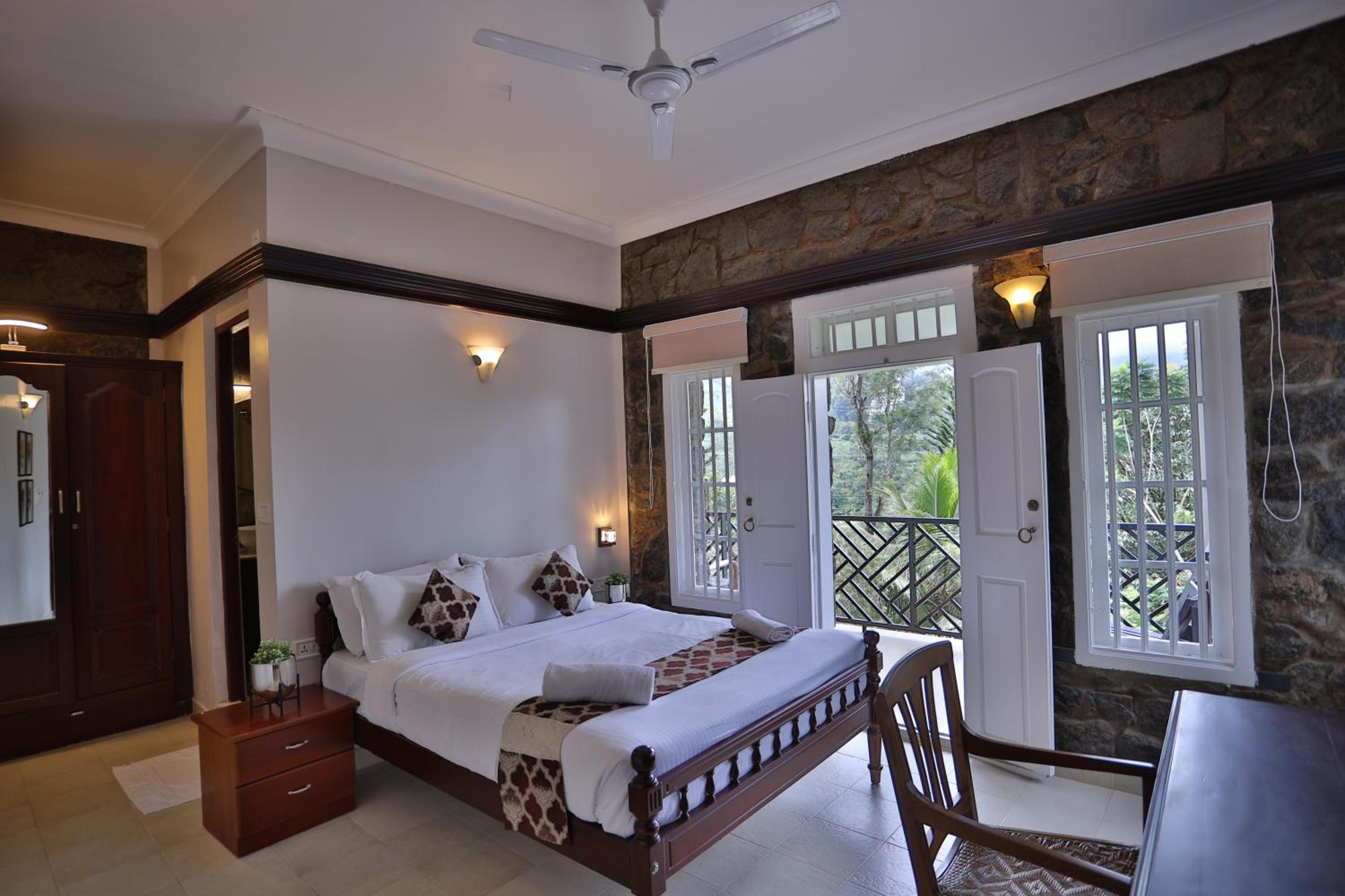 Super Deluxe Room with Balcony - Photo 3
