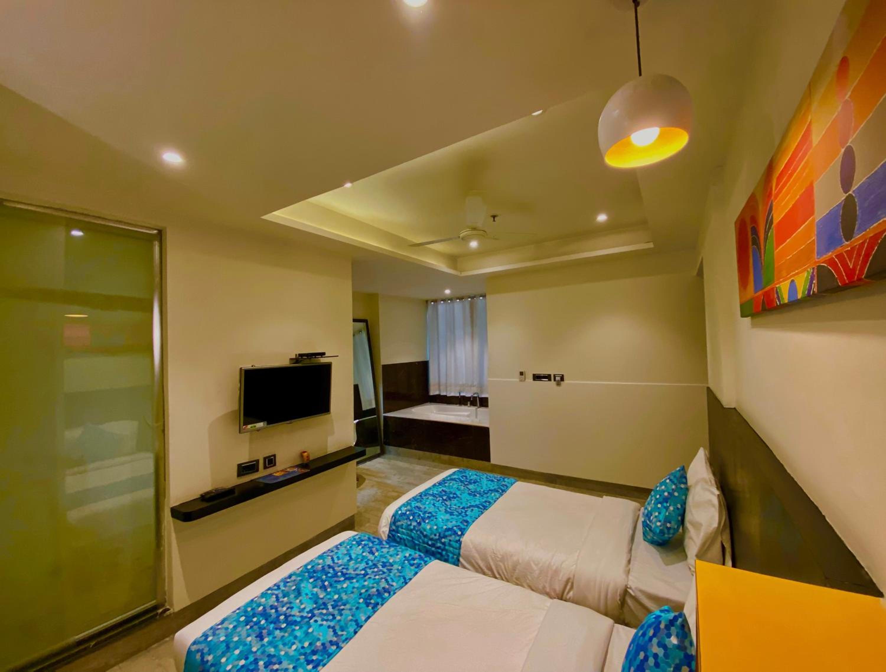 Suite with Hot Tub - Photo 3
