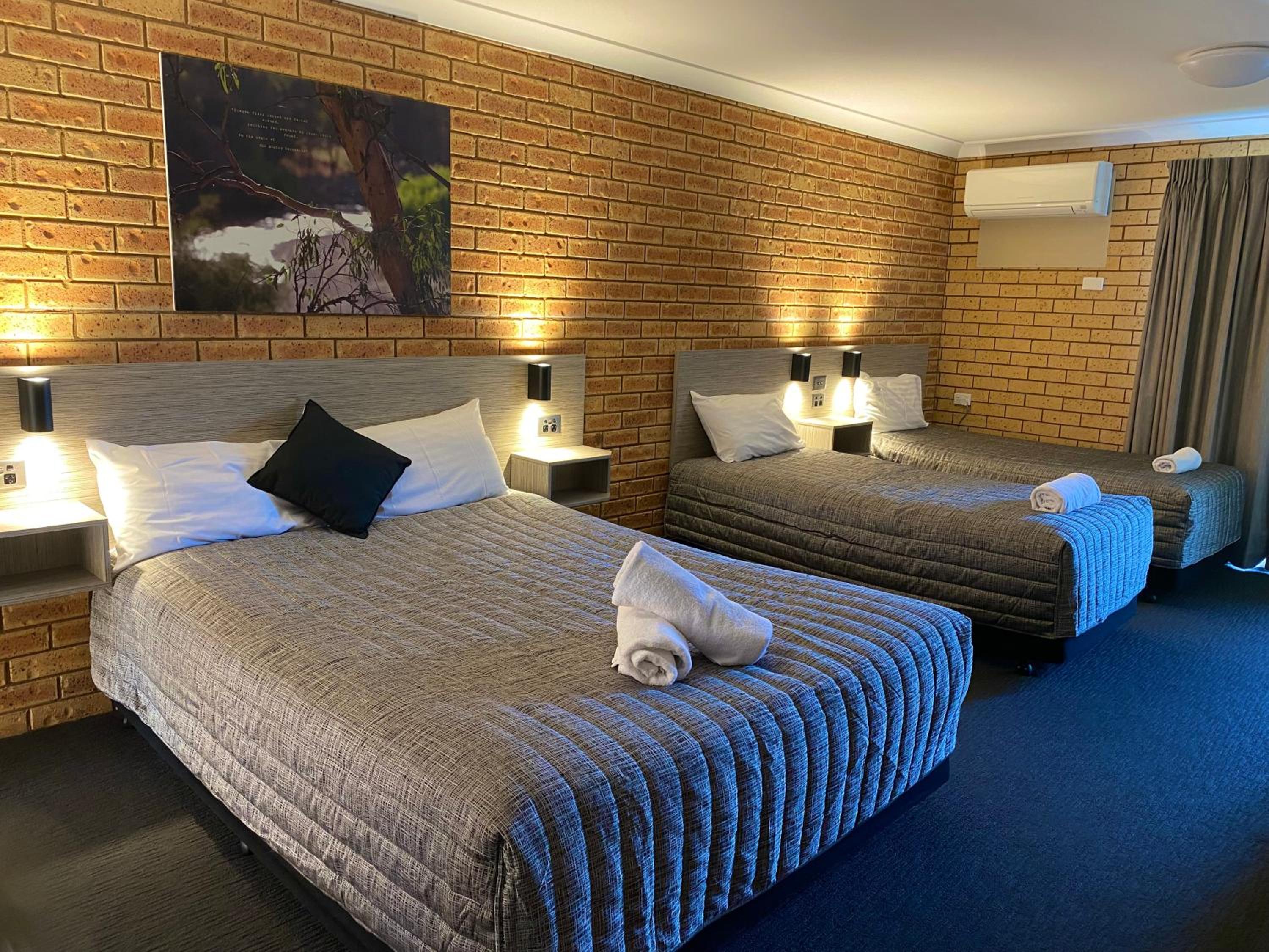 Queen Suite and 2 Singles (Non Pet-Friendly) photo 3