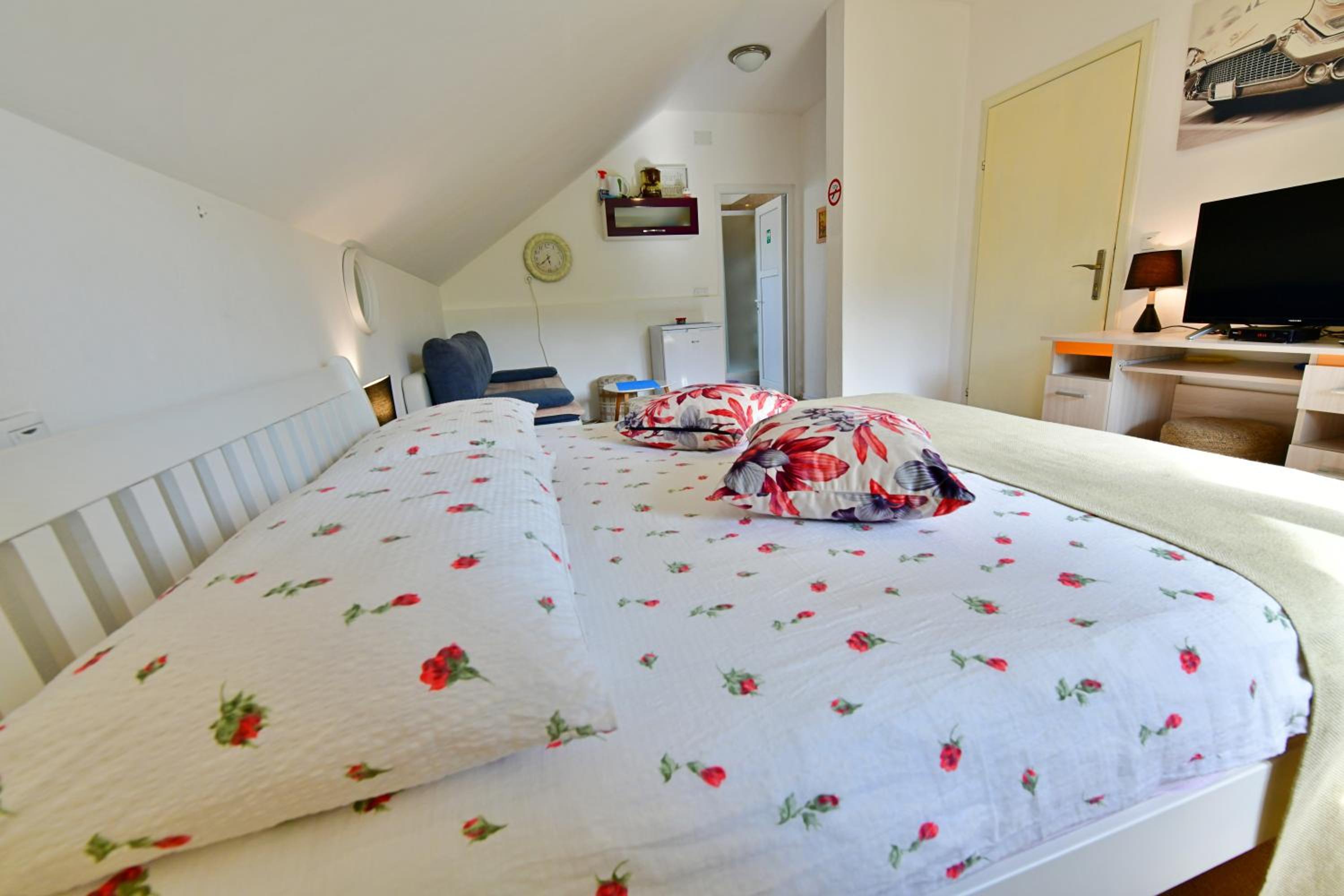 Double Room - Photo 7