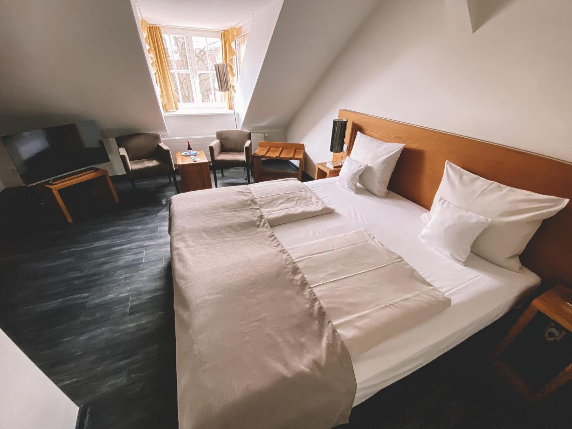 Double Room with City View thumbnail 5