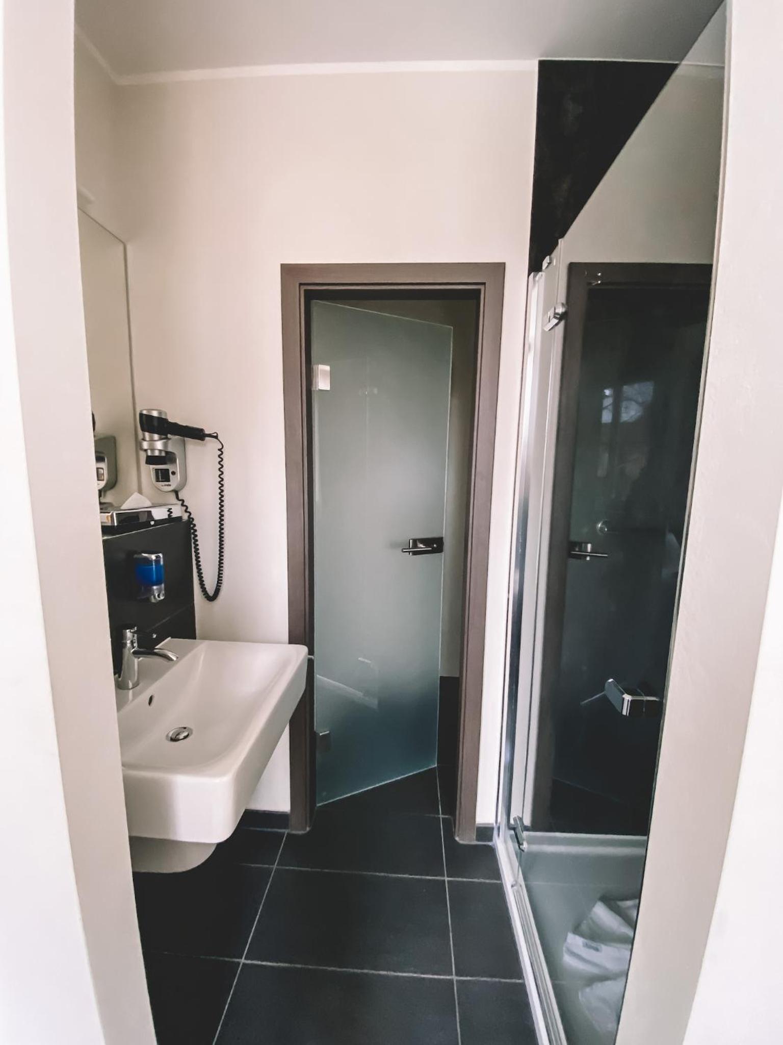 Single Room with City View thumbnail 6
