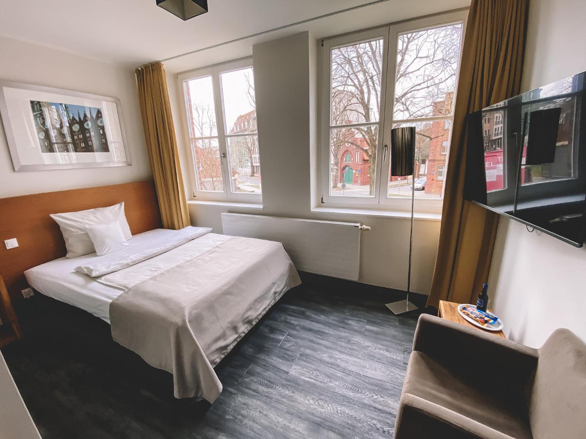 Single Room with City View thumbnail 5