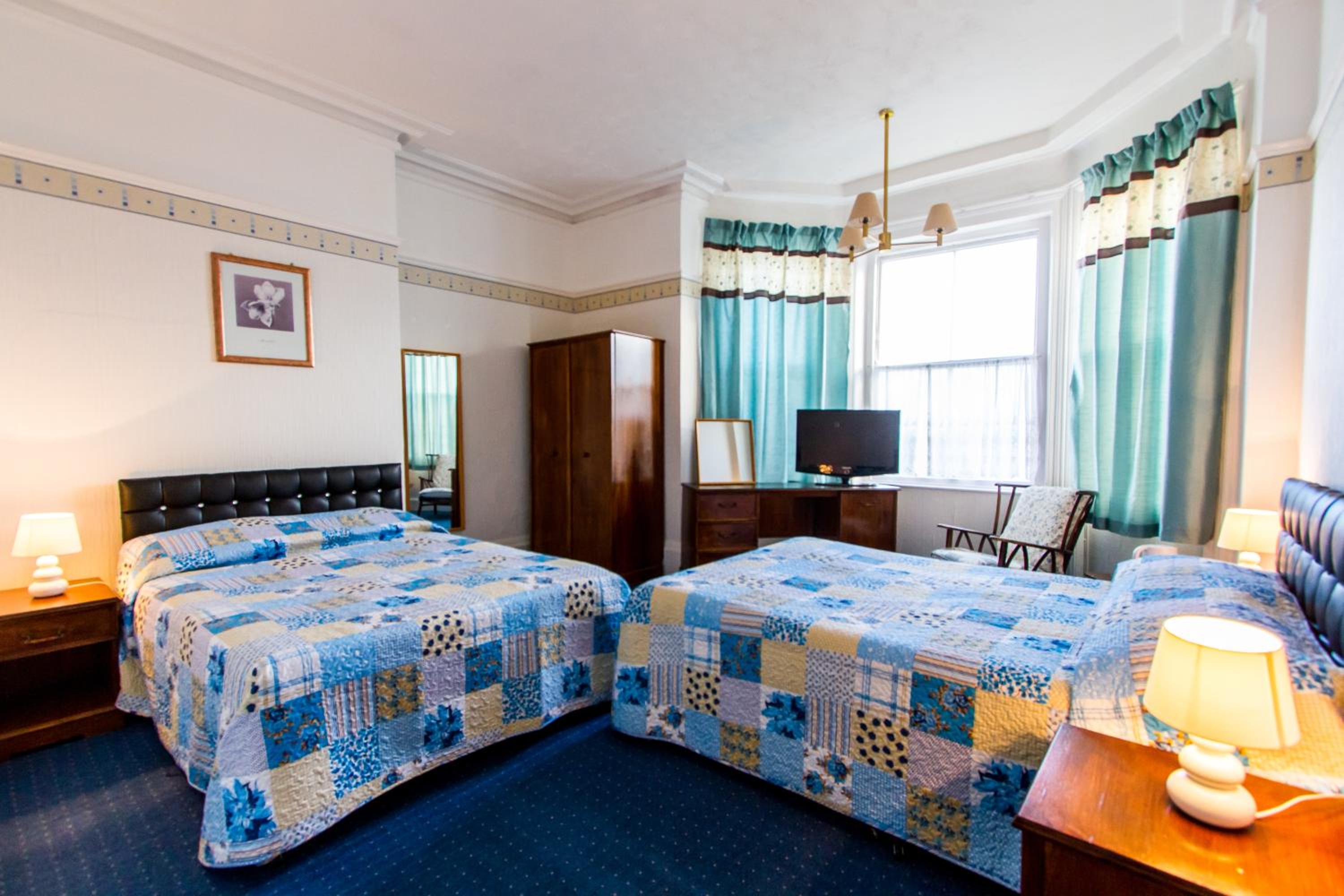 Deluxe Family Room (2 Adults + 1 Child) photo 3