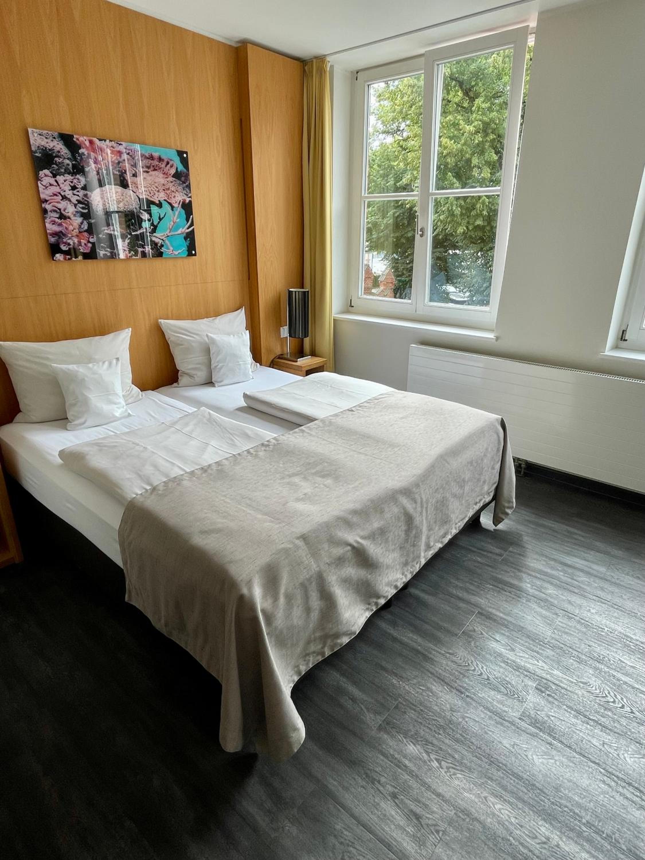 Double Room with City View thumbnail 6
