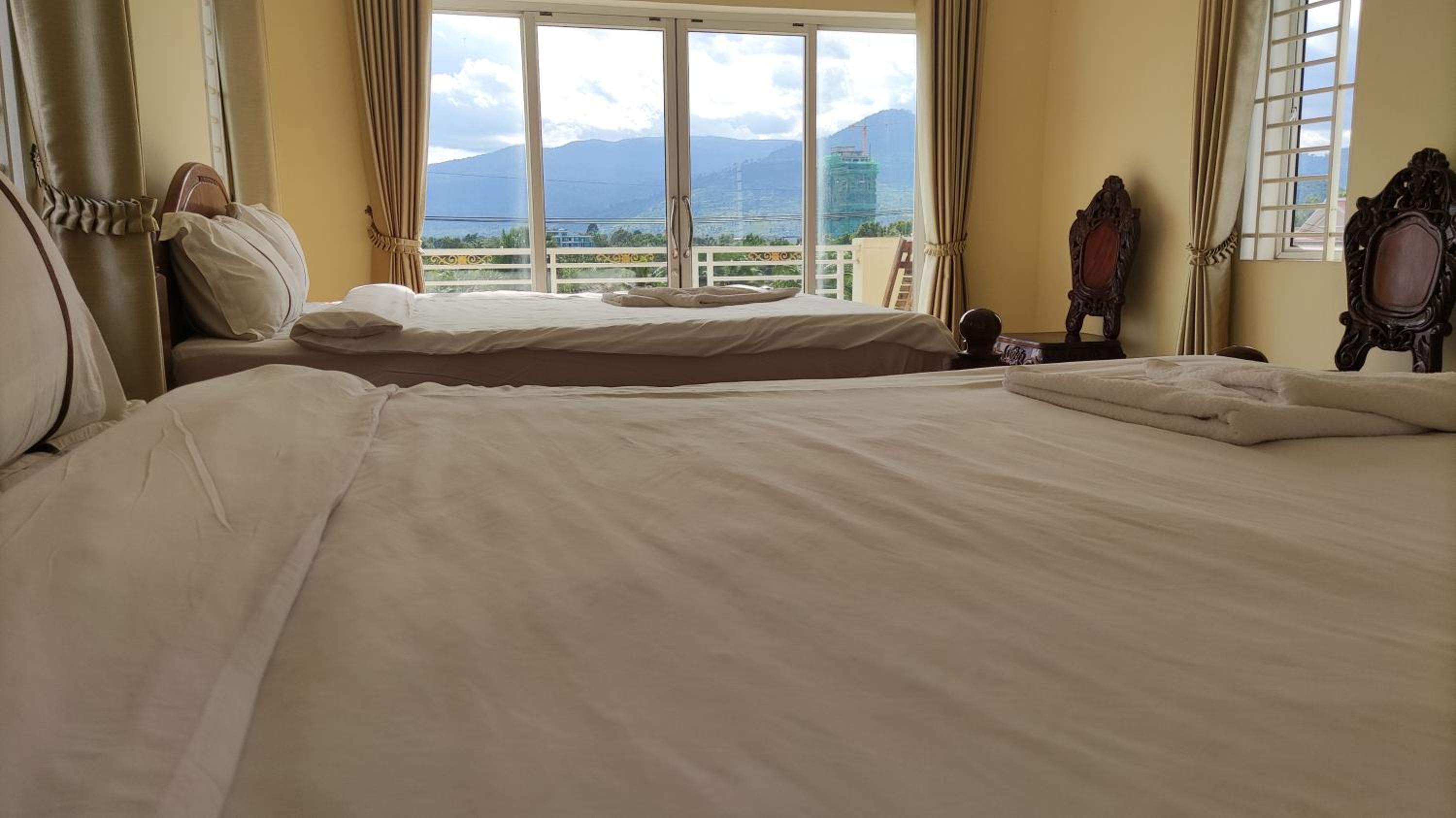 Family Room with Mountain View photo 2
