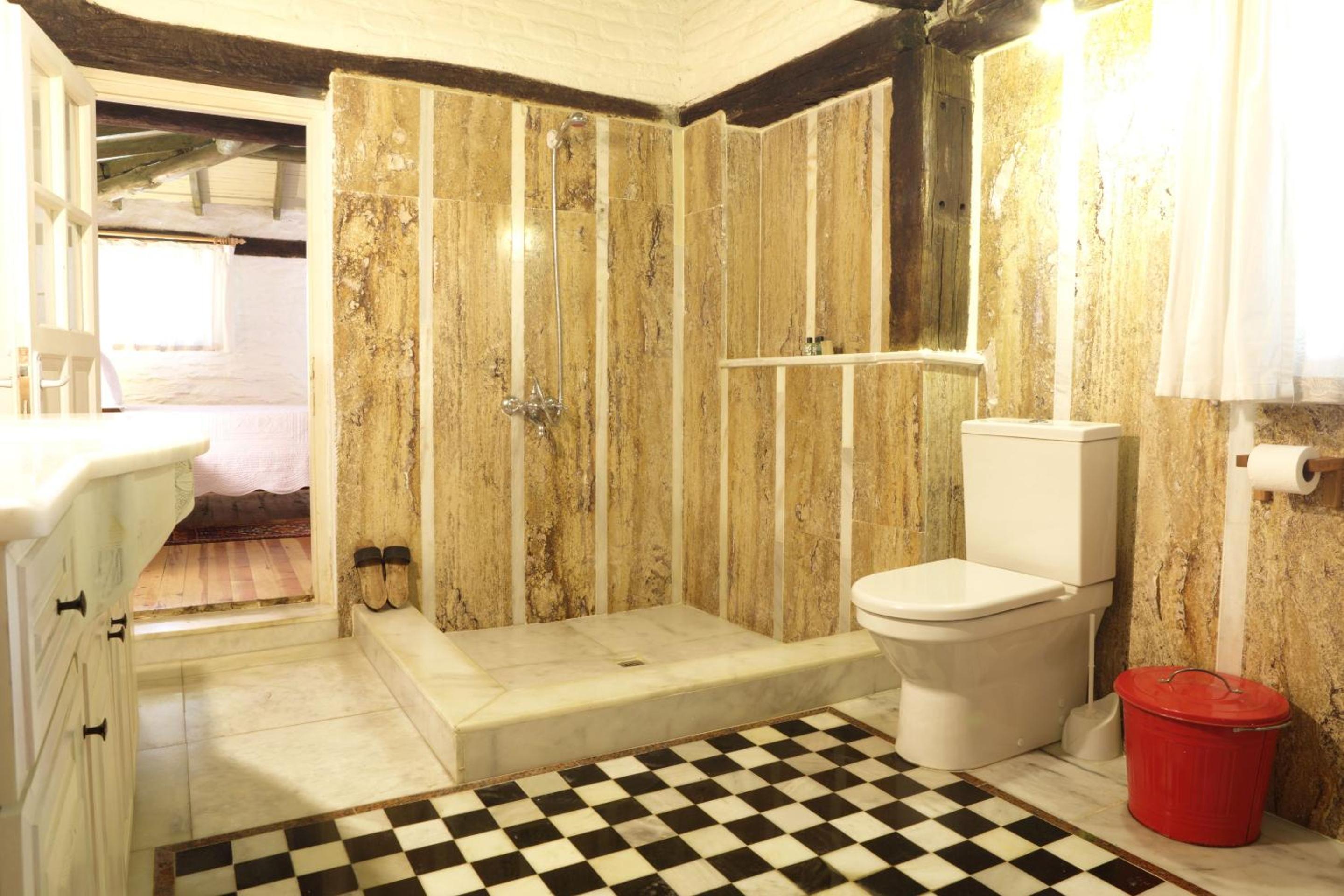 One-Bedroom Standard Apartment - Photo 2