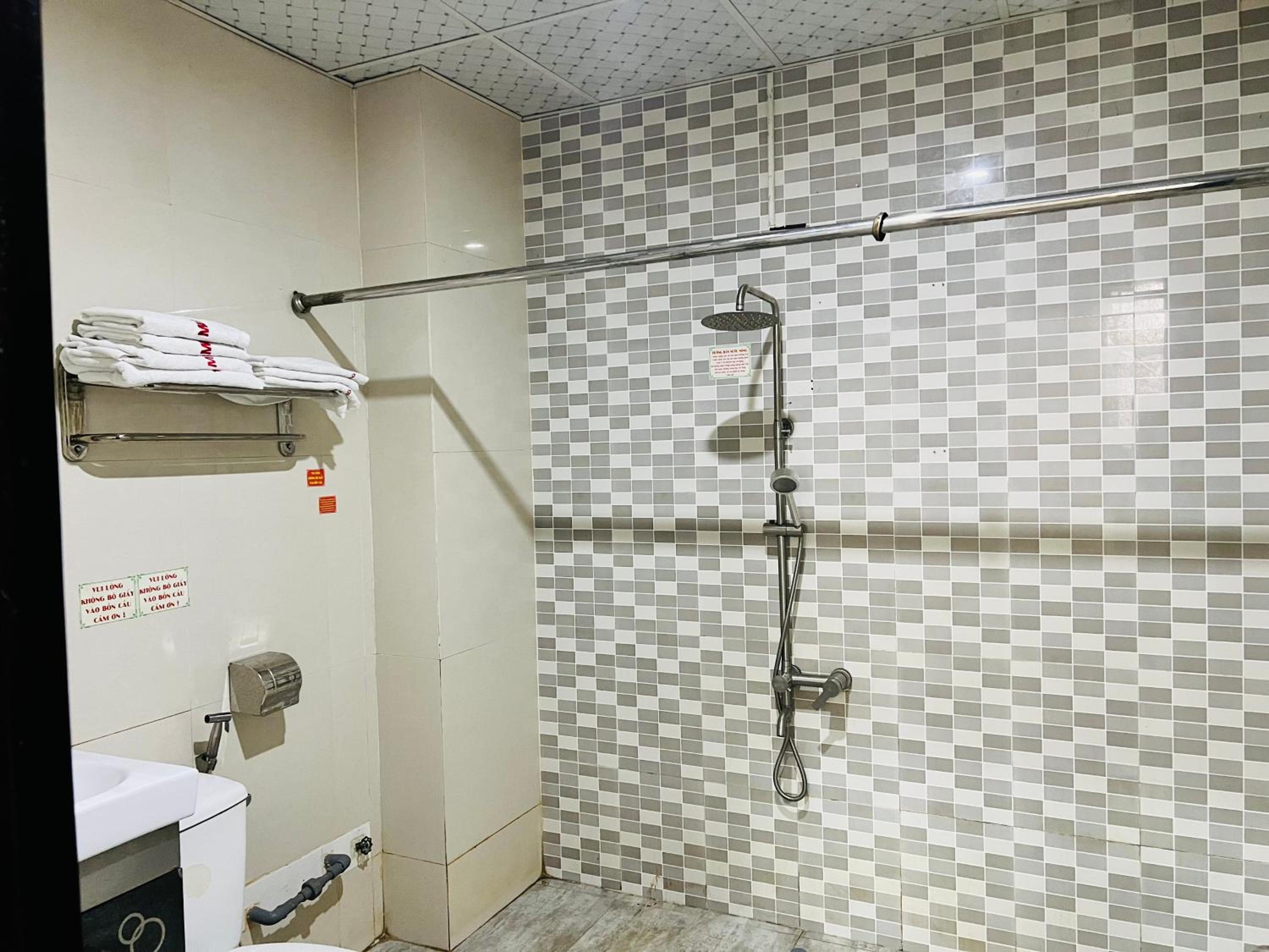 Quadruple Room with Shower - Photo 4