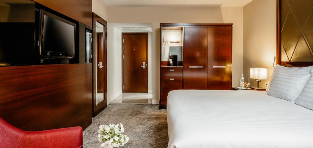 Standard King Room with Lounge Access - Photo 1