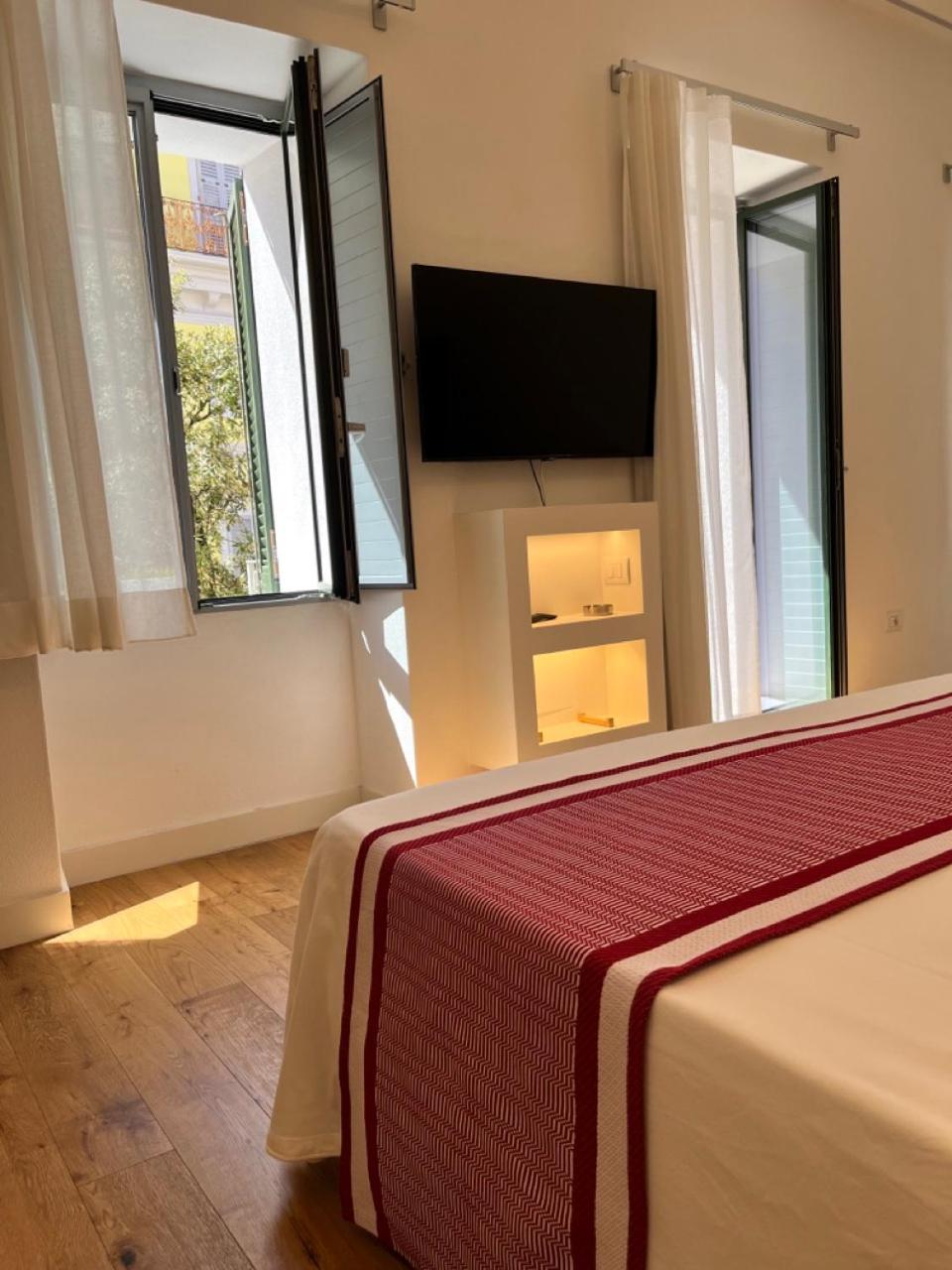 Deluxe Double Room with Balcony photo 1