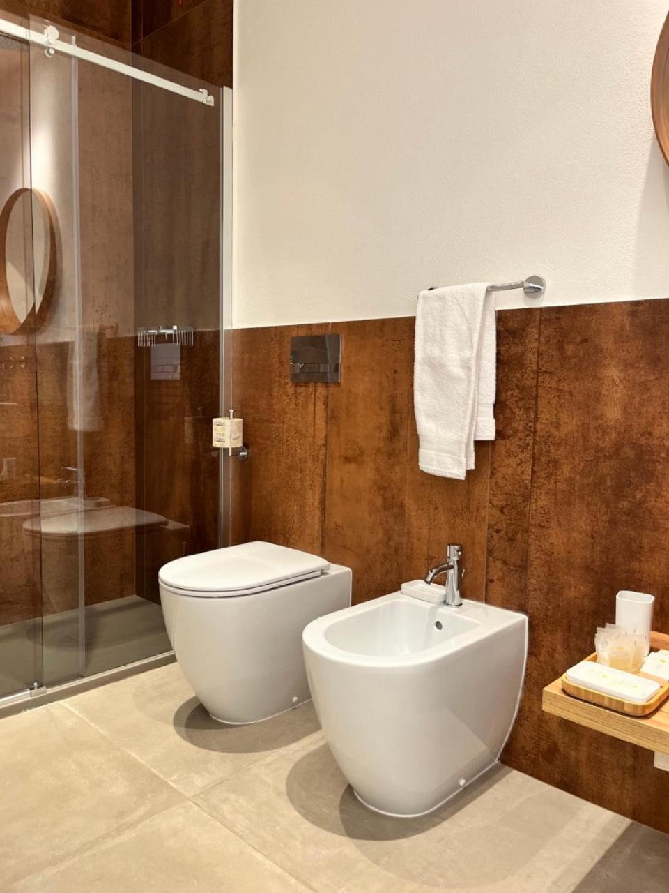 Deluxe Double Room with Balcony photo 3