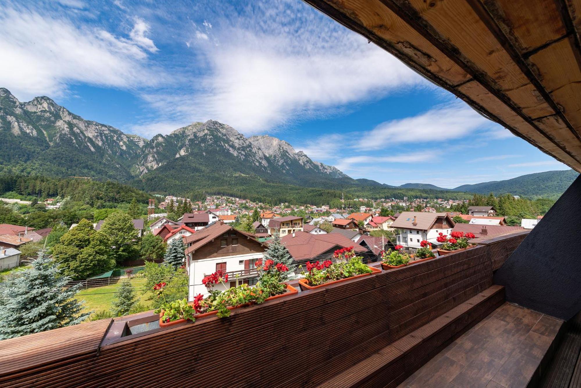 Double Room with Mountain View - Photo 3