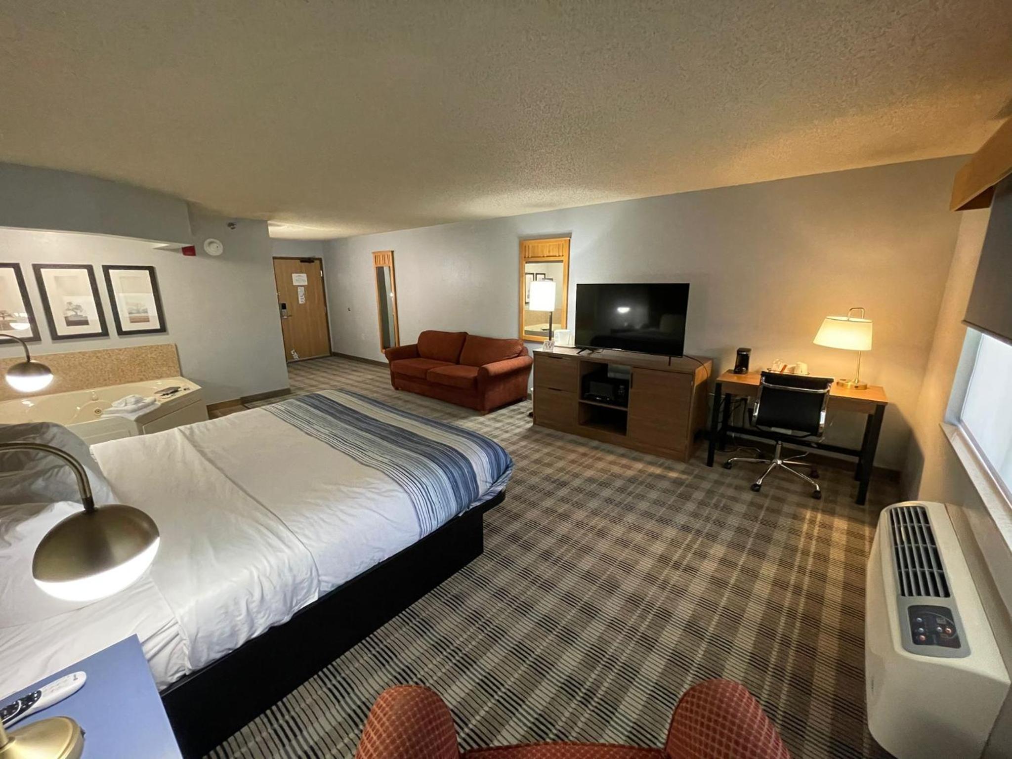 Deluxe King Suite - Non-Smoking photo 1