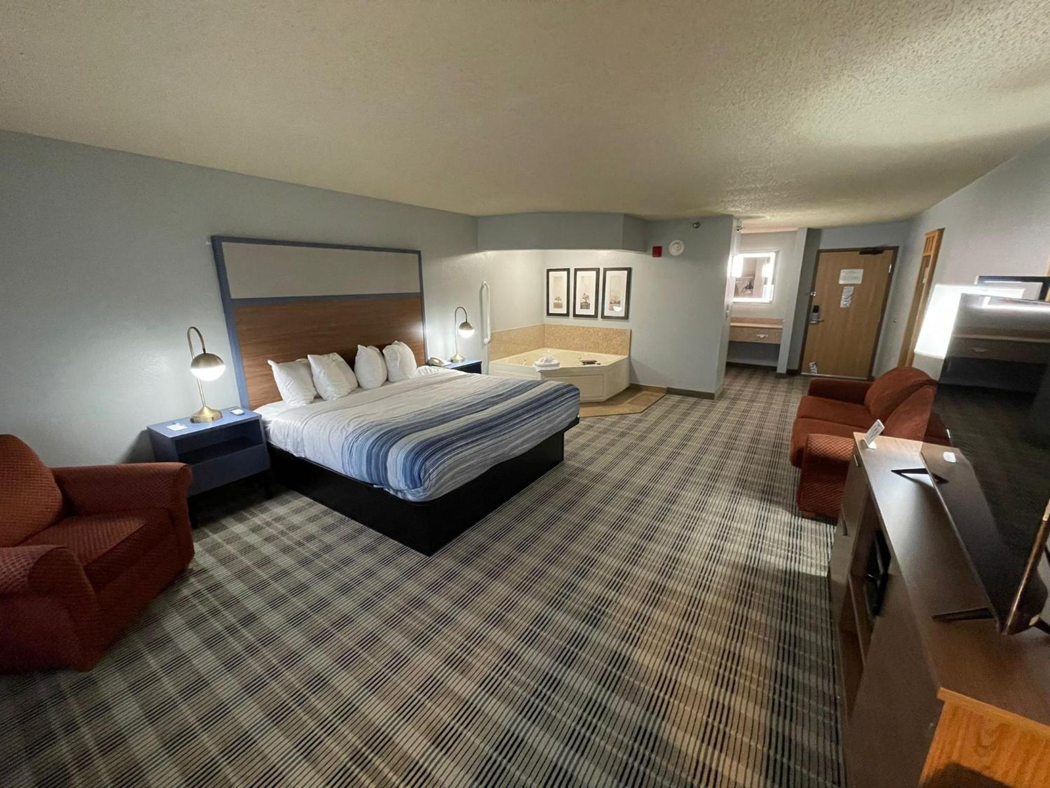 Deluxe King Suite - Non-Smoking photo 3
