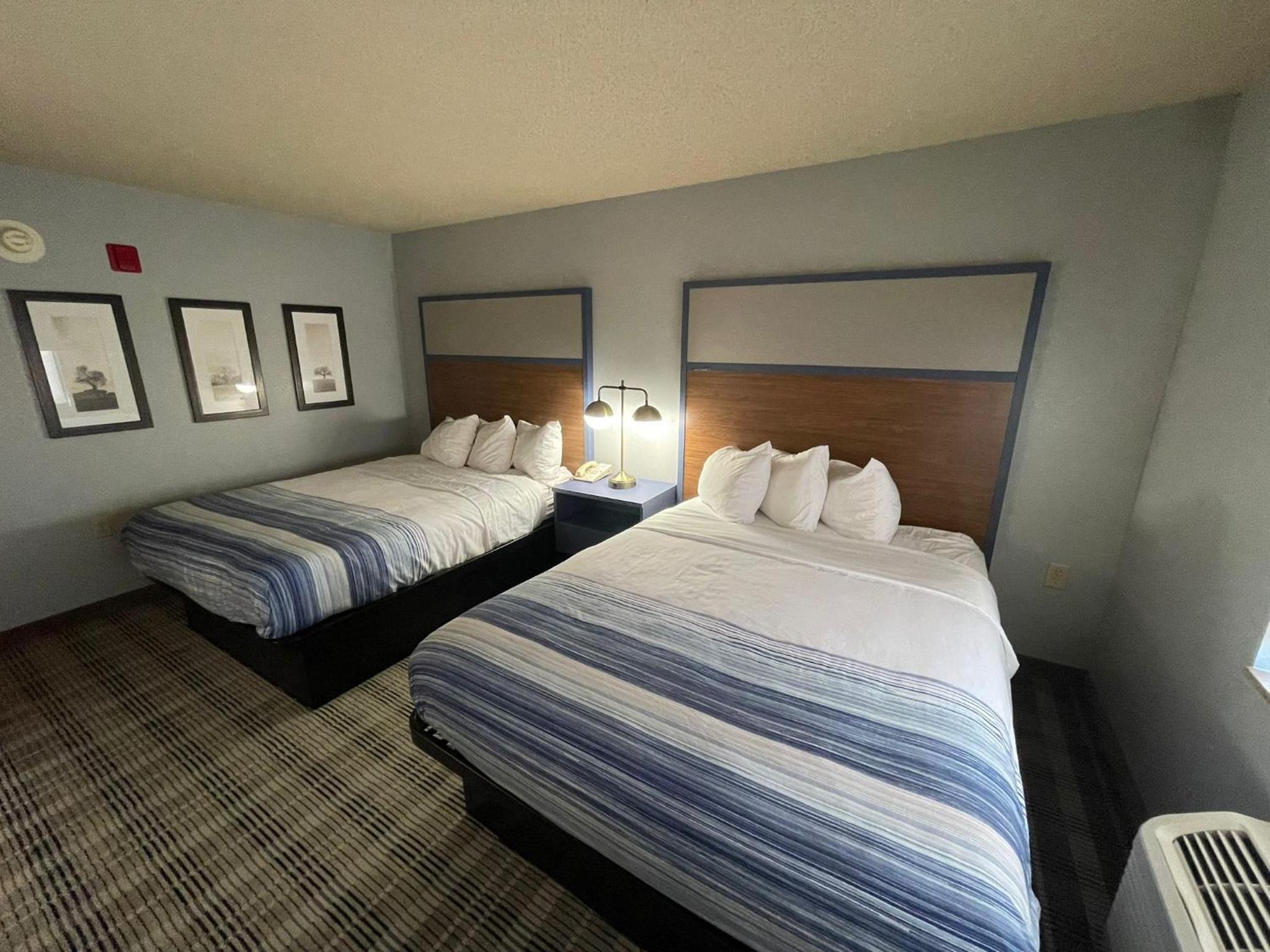 Queen Room with Two Queen Beds - Pet Friendly/Non-Smoking photo 1