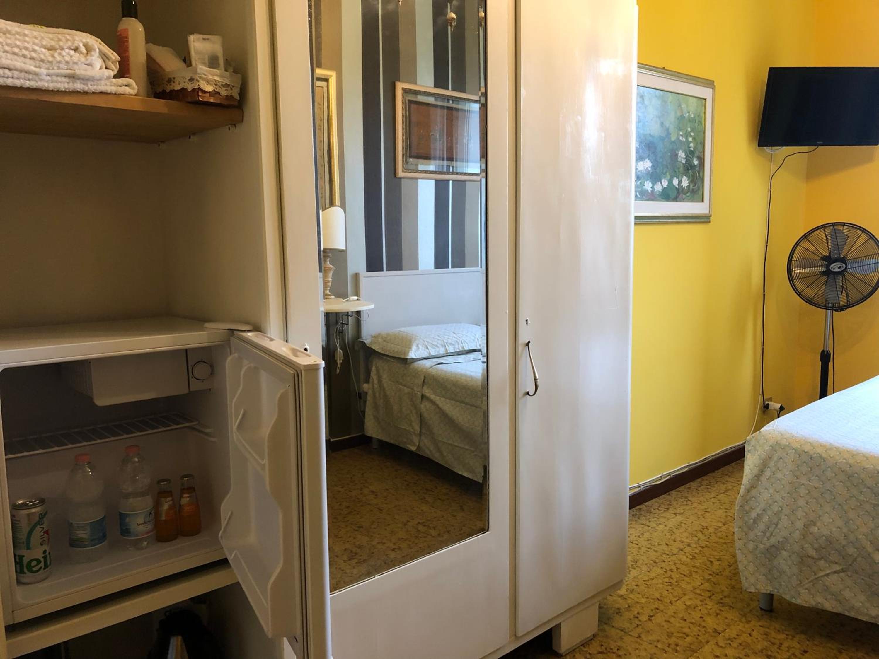 Double Room with Private Bathroom - Photo 29